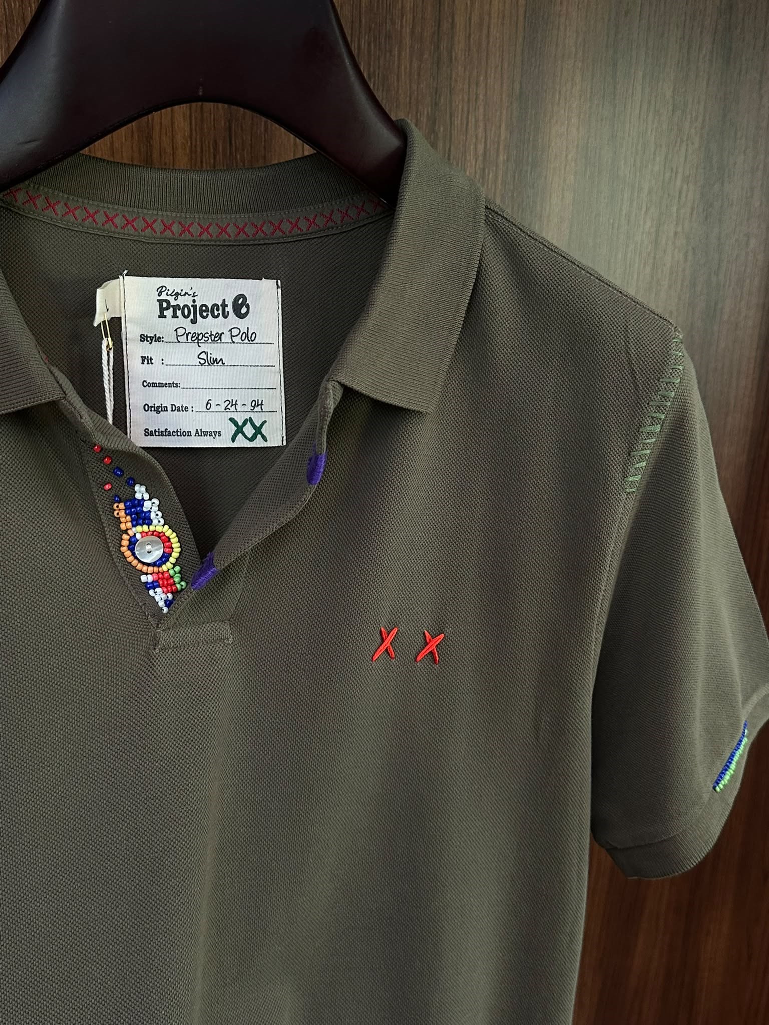 Nakış Logolu Yaka Boncuk Detaylı T-Shirt