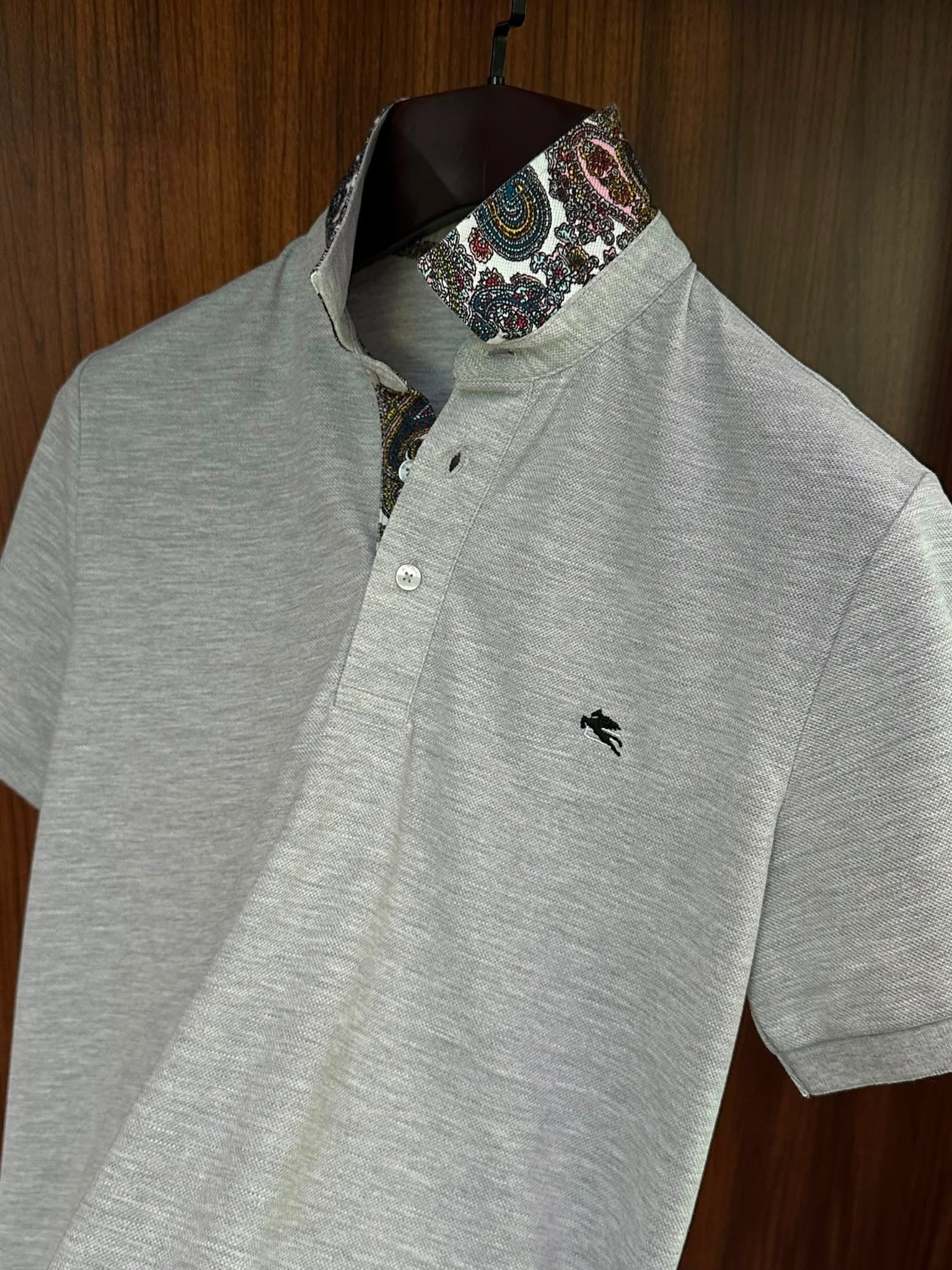 Yaka Desen Detaylı Pike Kumaş Yakalı T-Shirt
