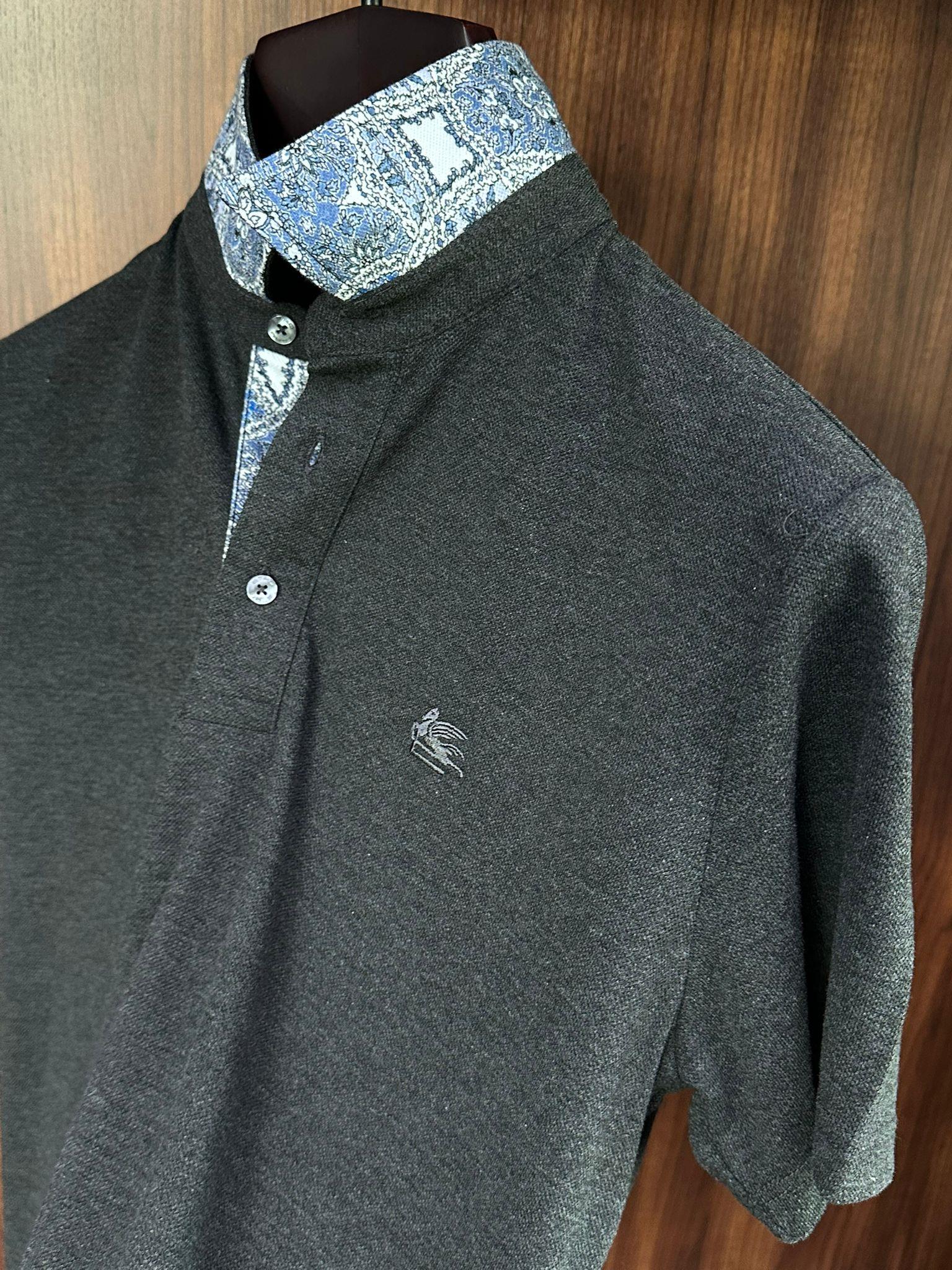 Yaka Desen Detaylı Pike Kumaş Yakalı T-Shirt