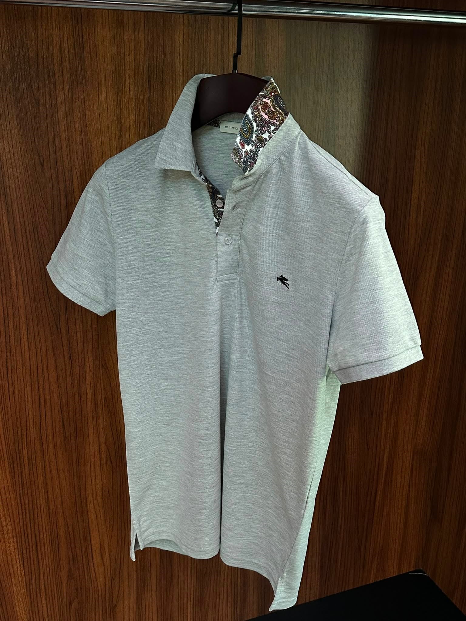 Yaka Desen Detaylı Pike Kumaş Yakalı T-Shirt