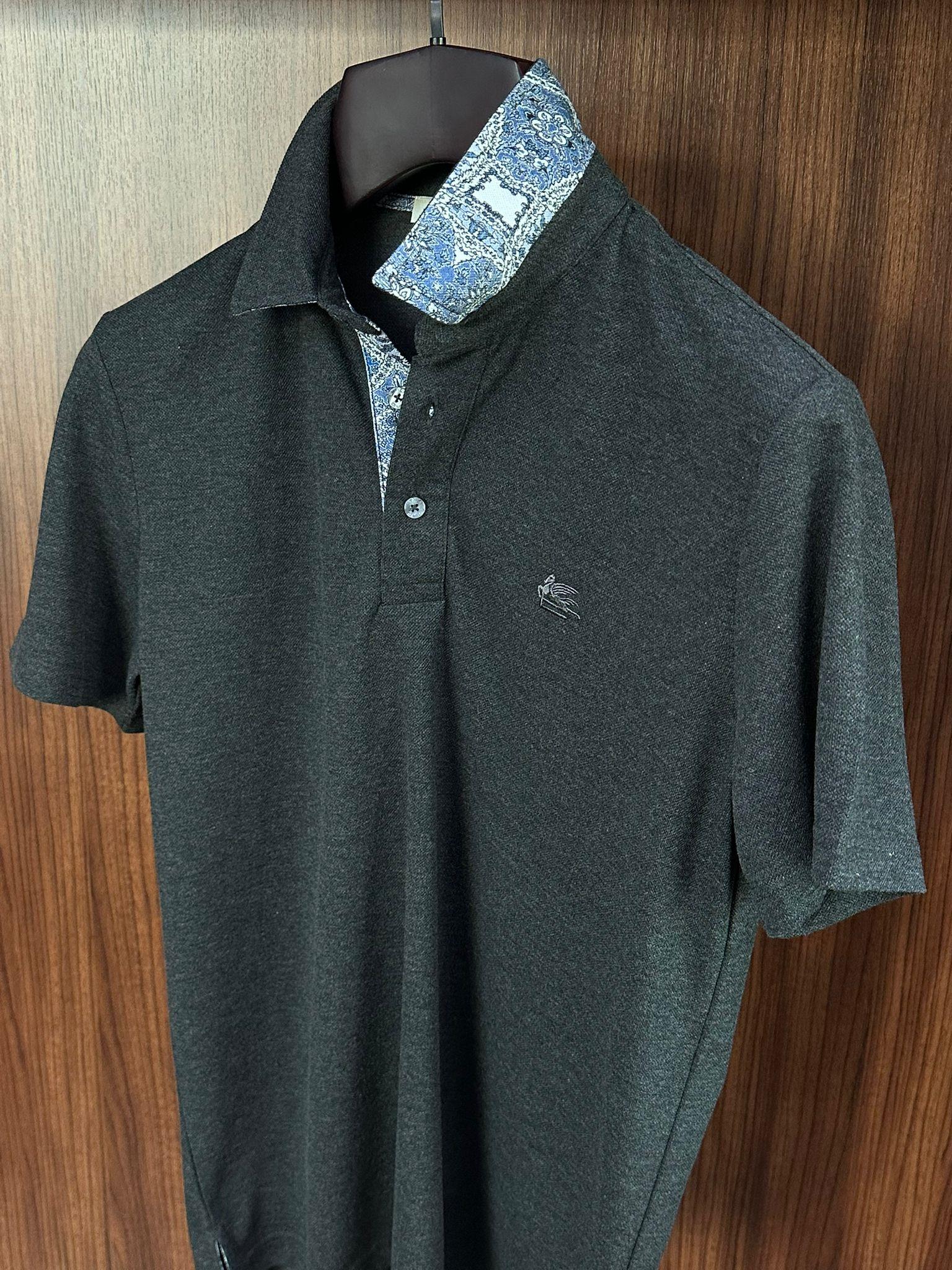 Yaka Desen Detaylı Pike Kumaş Yakalı T-Shirt