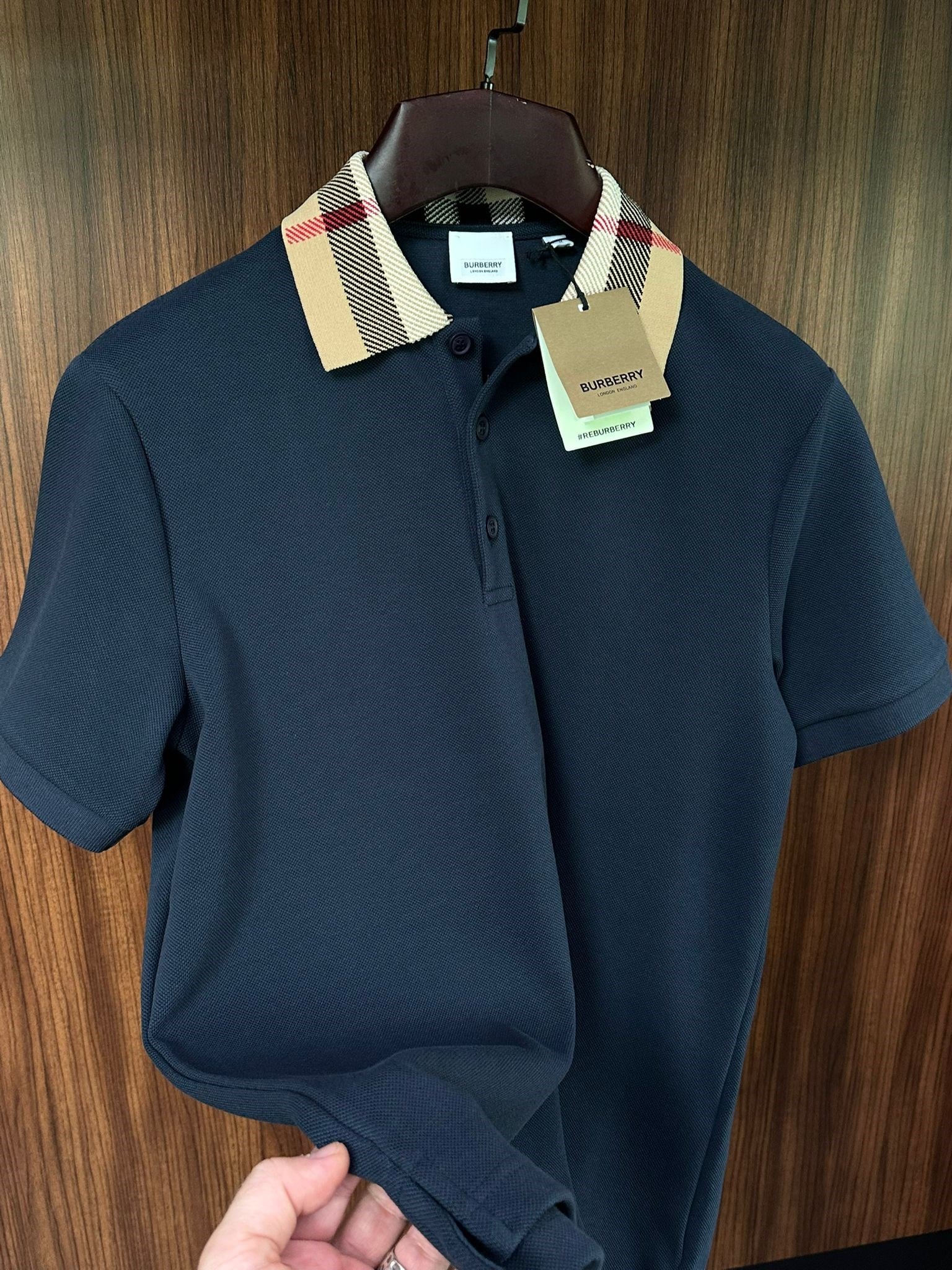 Yaka Detaylı Düğme Kapamalı İthal Yakalı T-Shirt