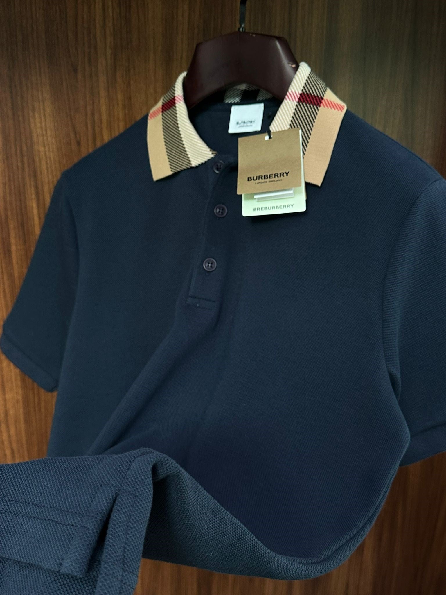 Yaka Detaylı Düğme Kapamalı İthal Yakalı T-Shirt