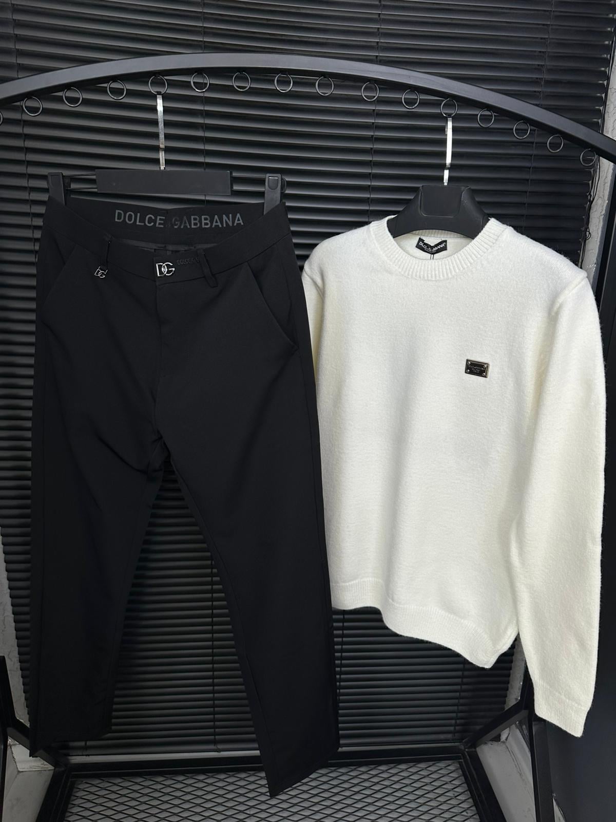 Metal Logolu Yün Kazak