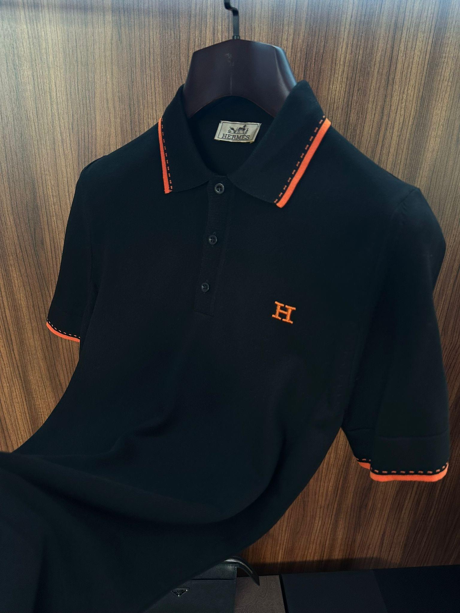 Göğüs Nakış Logolu Yaka Şerit Detaylı Triko T-Shirt