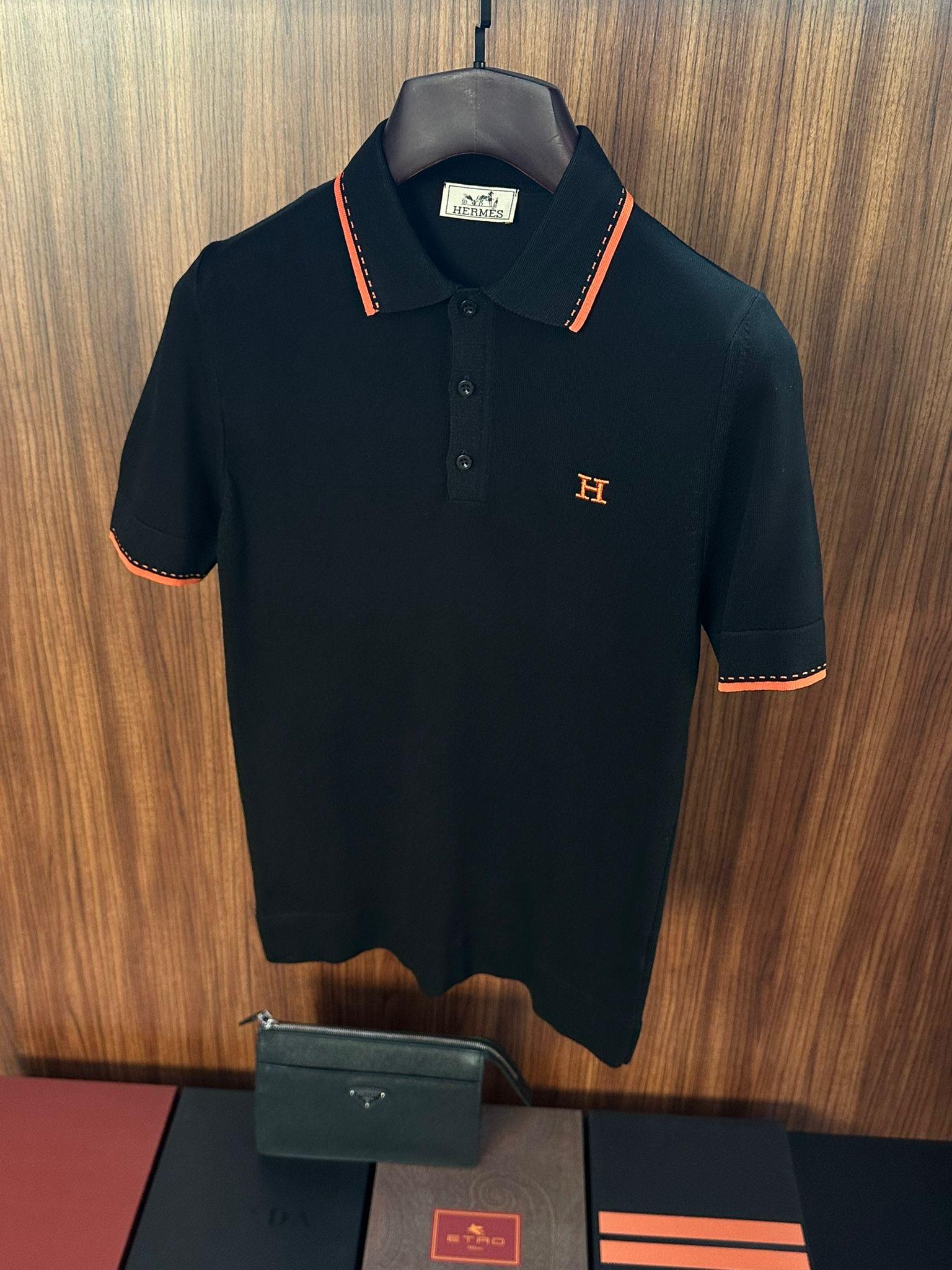 Göğüs Nakış Logolu Yaka Şerit Detaylı Triko T-Shirt