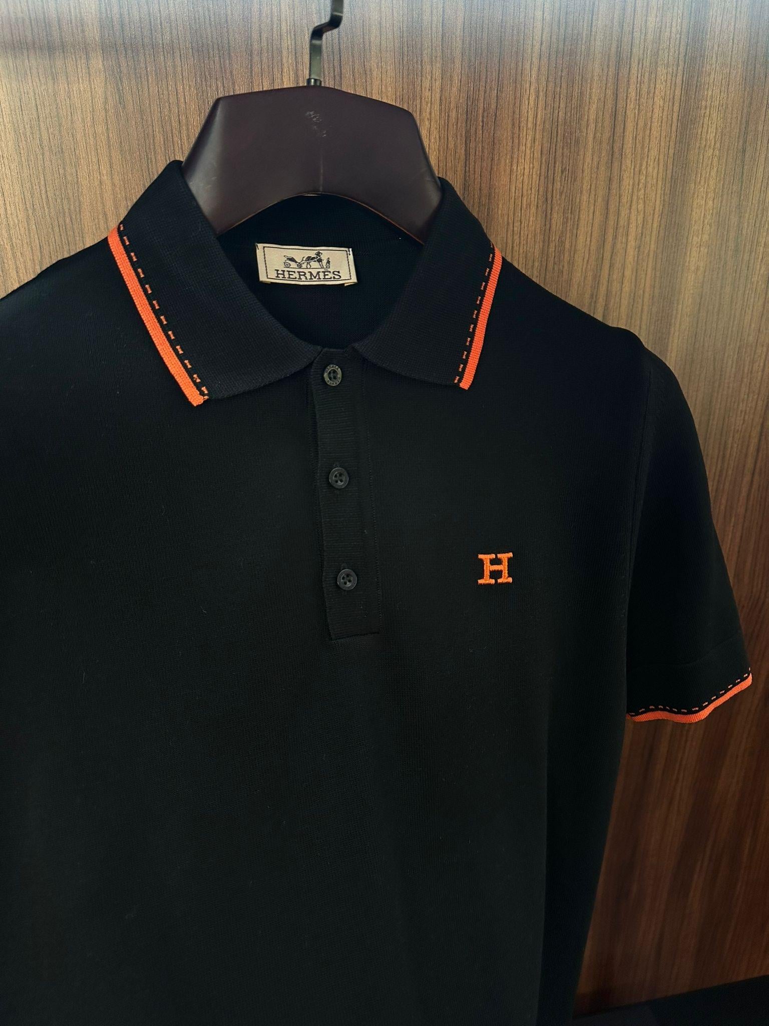 Göğüs Nakış Logolu Yaka Şerit Detaylı Triko T-Shirt