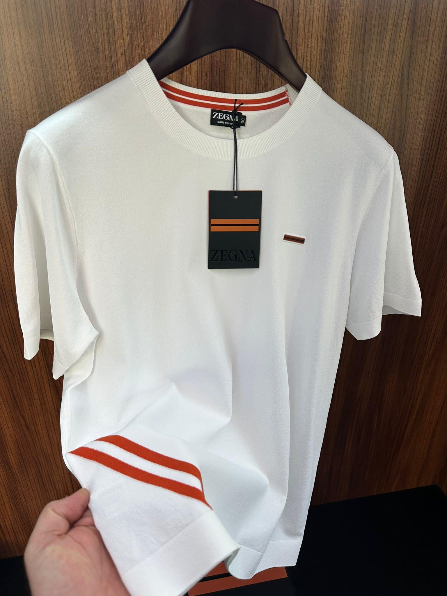 Göğüs Plastik Logolu Sıfır Yaka Triko T-Shirt