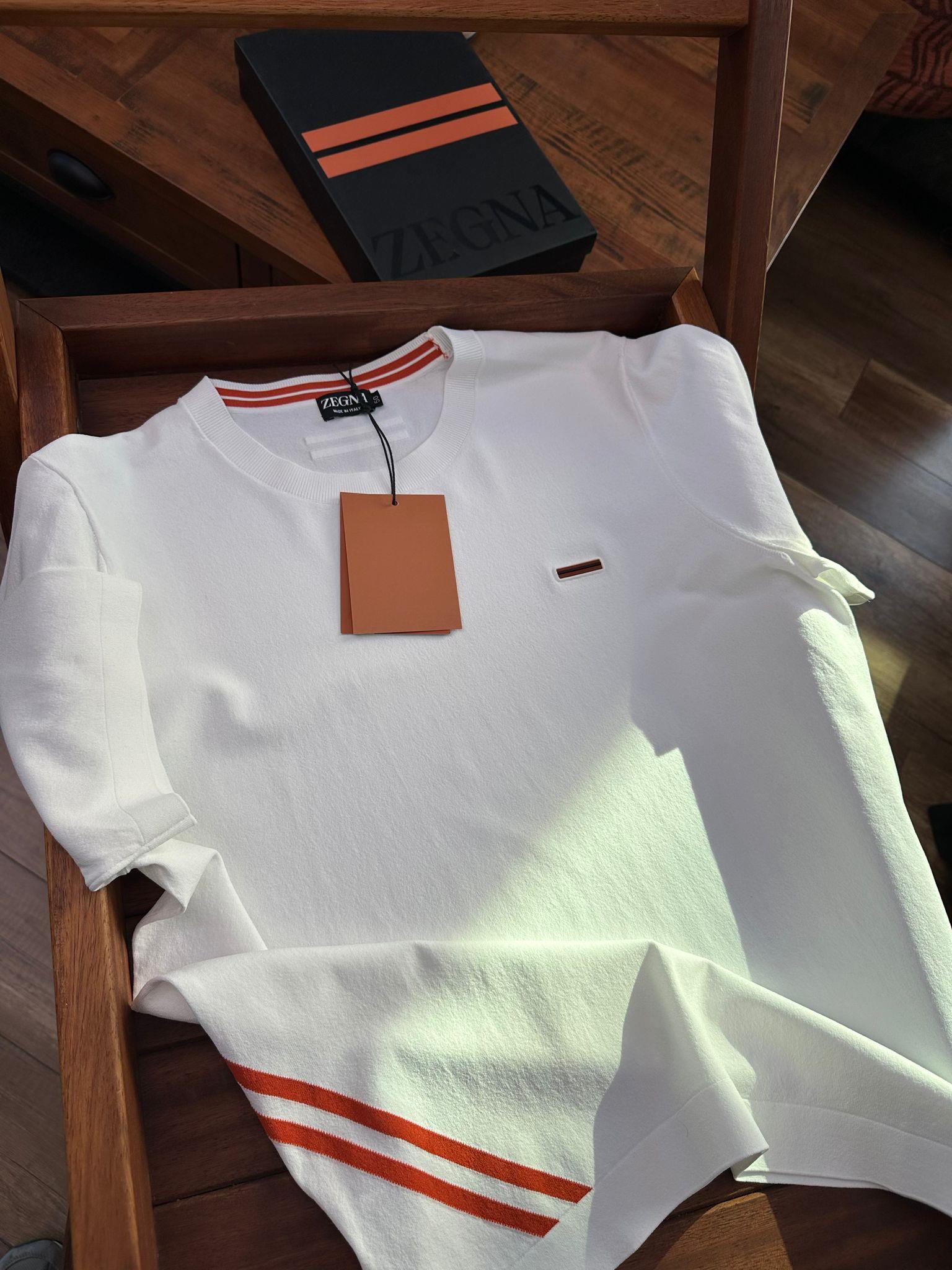 Göğüs Plastik Logolu Sıfır Yaka Triko T-Shirt