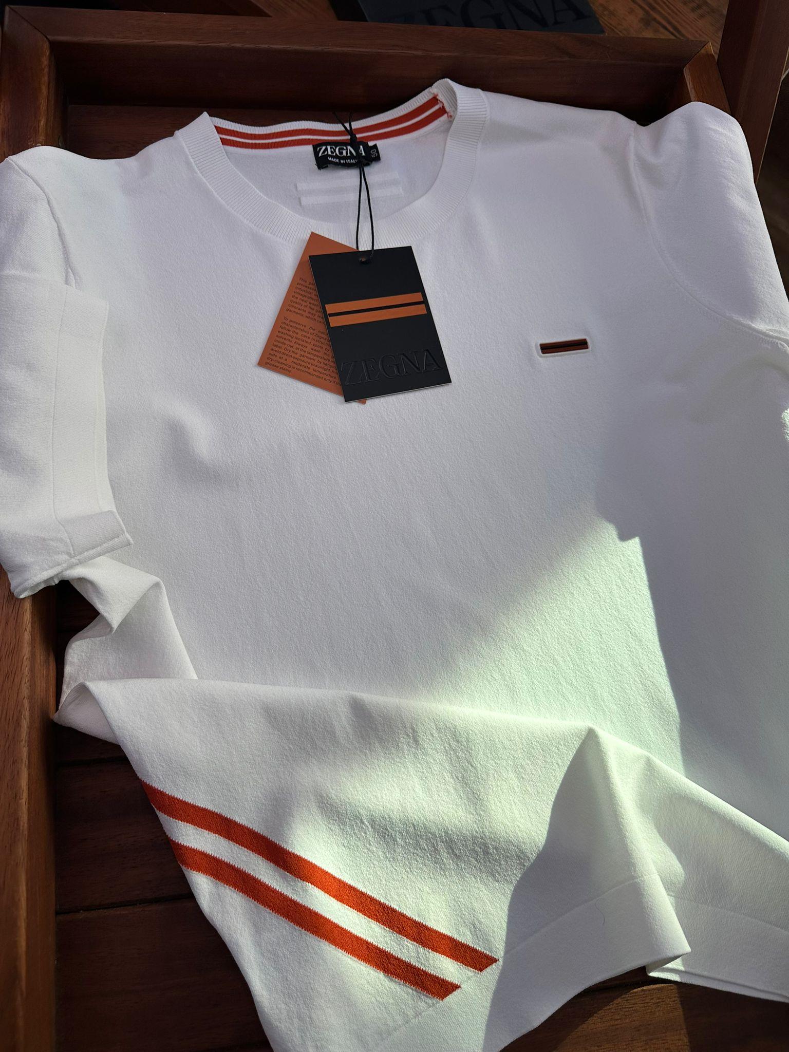 Göğüs Plastik Logolu Sıfır Yaka Triko T-Shirt