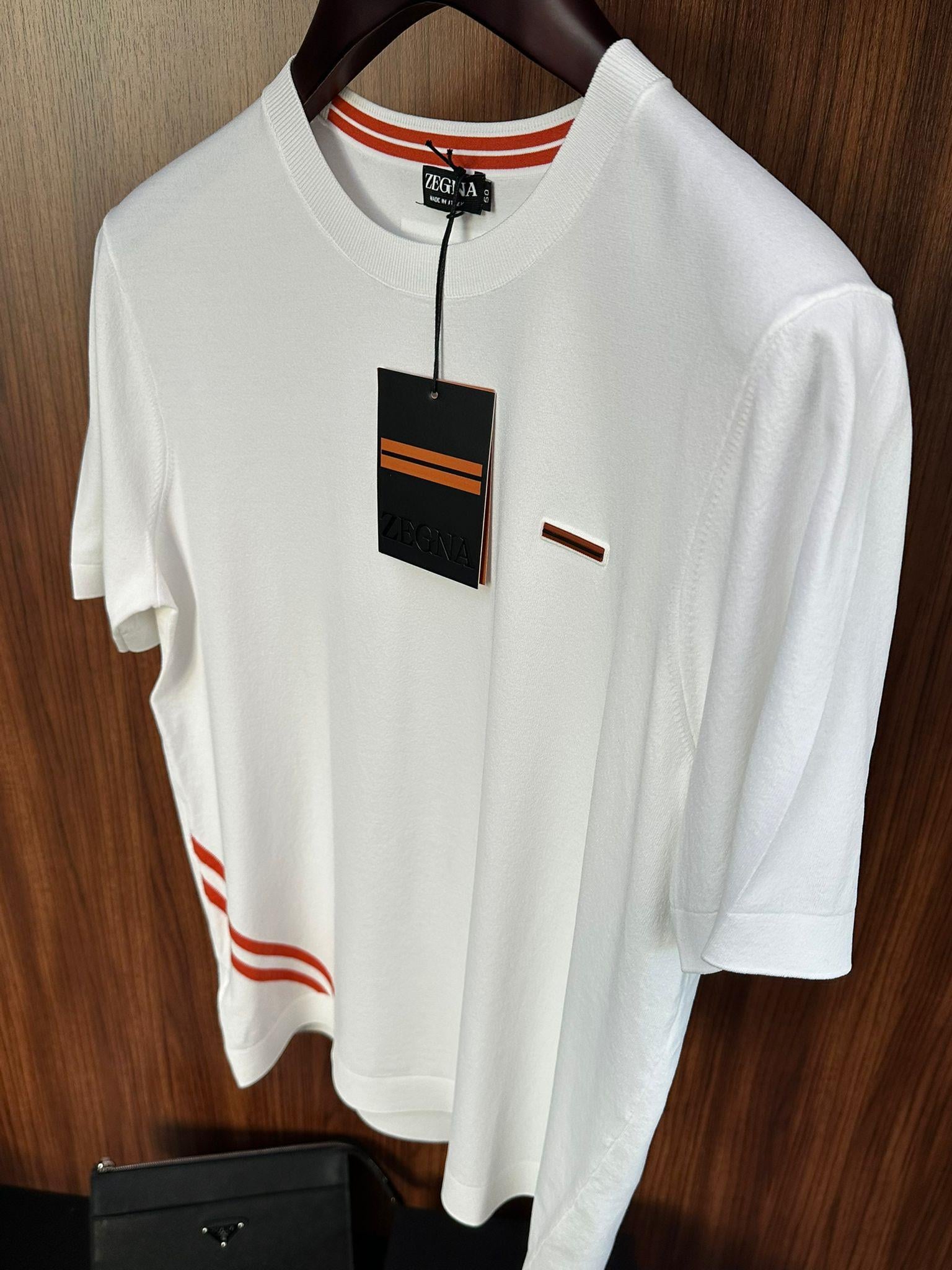 Göğüs Plastik Logolu Sıfır Yaka Triko T-Shirt