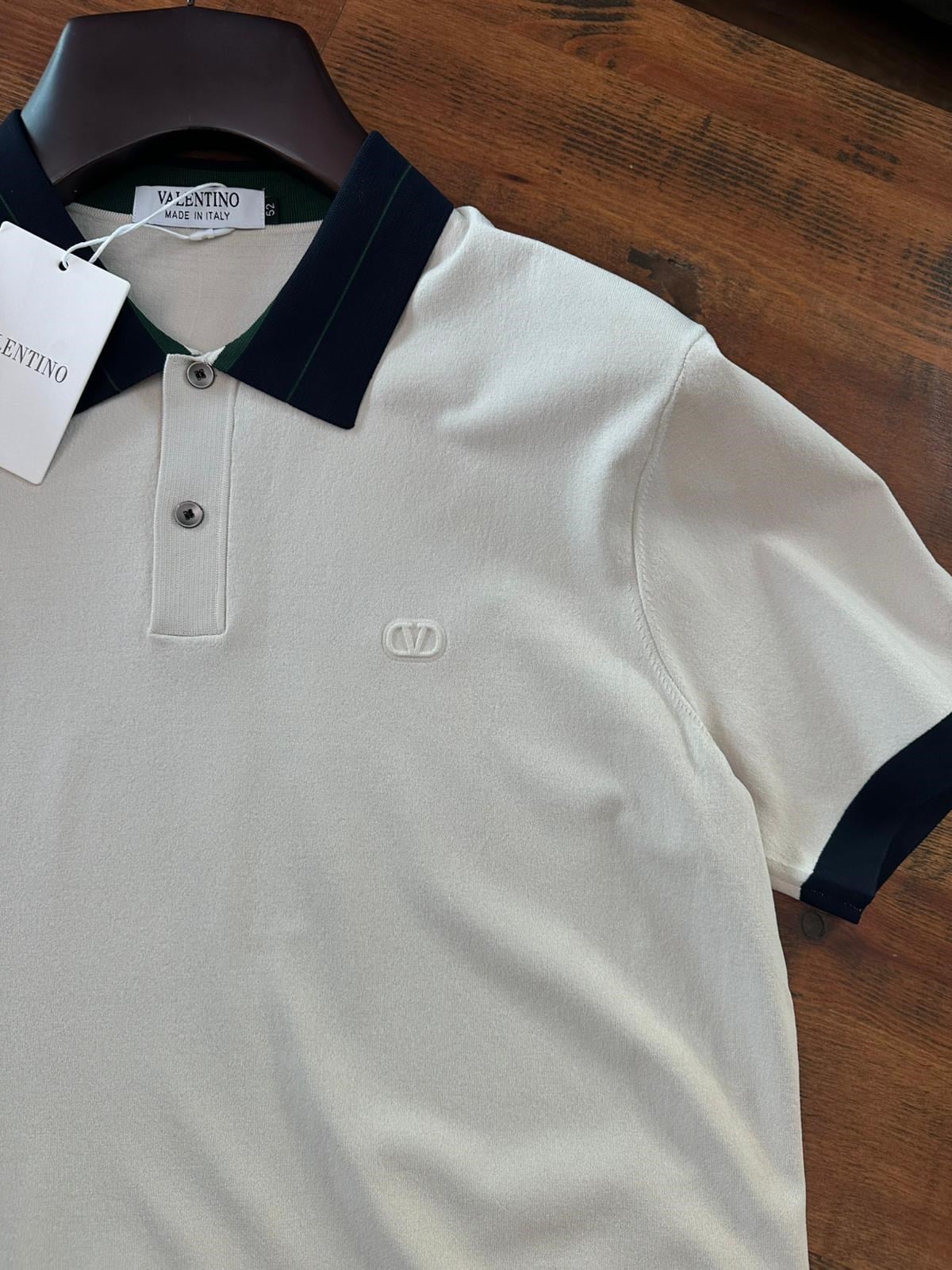 Kabartma Logolu Yaka Detaylı T-Shirt