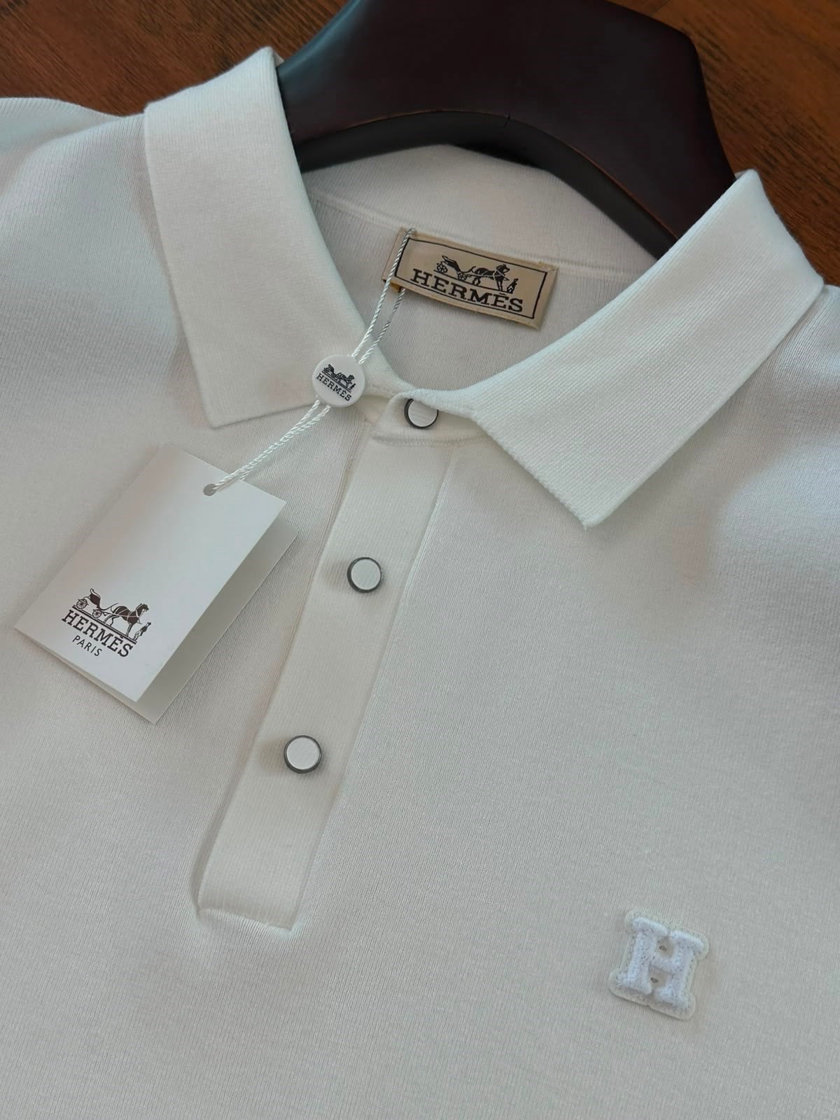 Kabartma Logolu Yakalı Triko T-Shirt