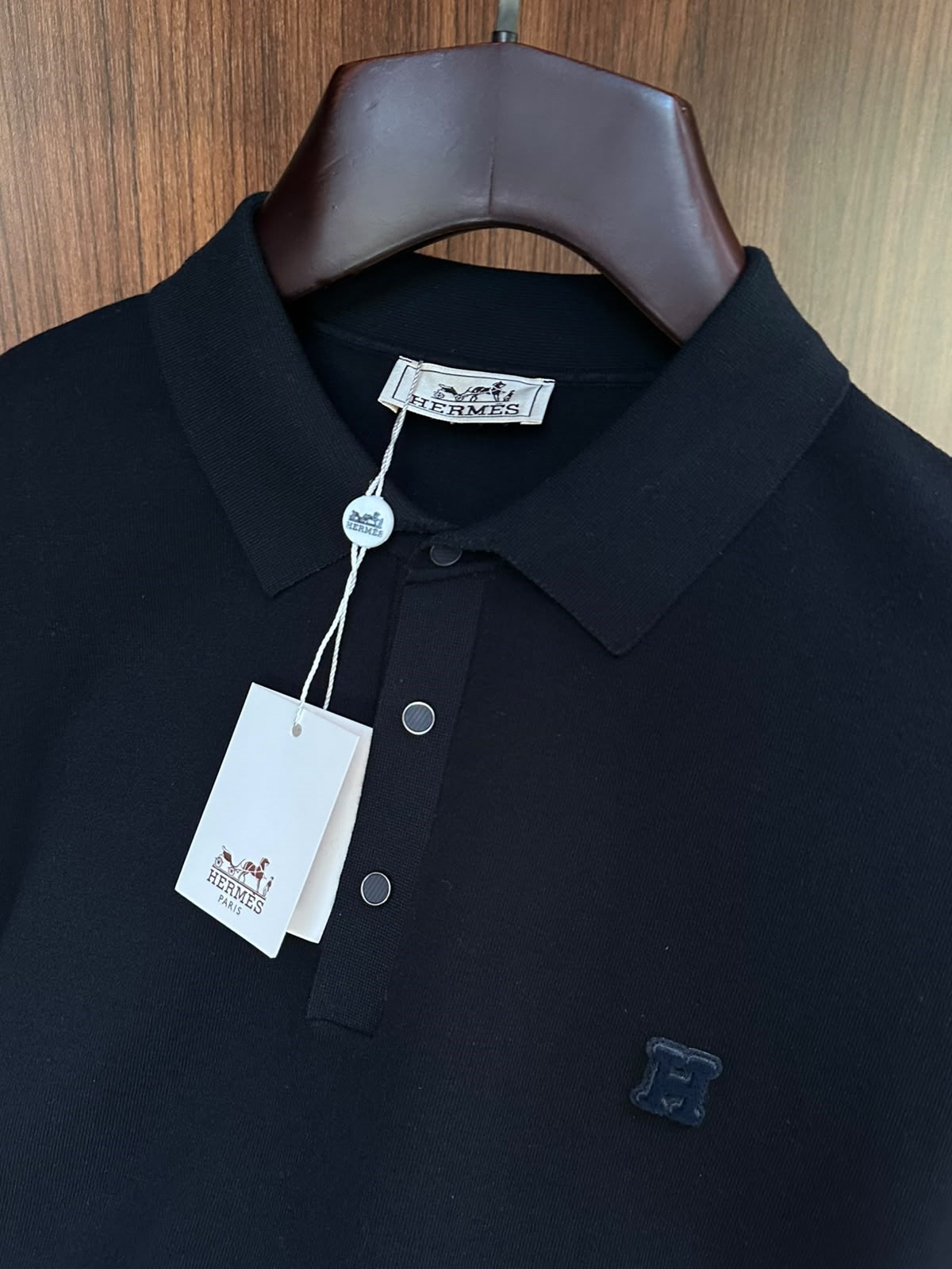 Kabartma Logolu Yakalı Triko T-Shirt