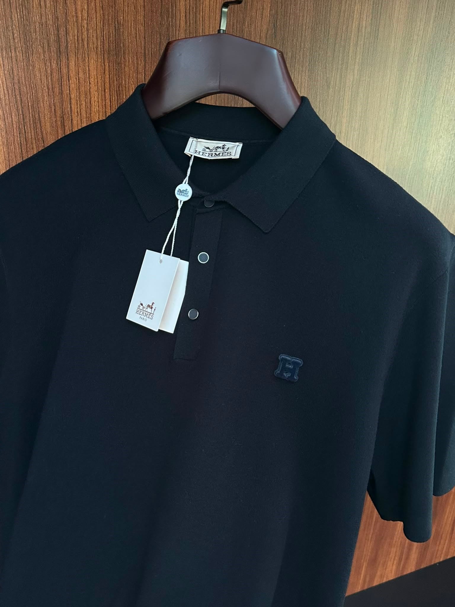 Kabartma Logolu Yakalı Triko T-Shirt