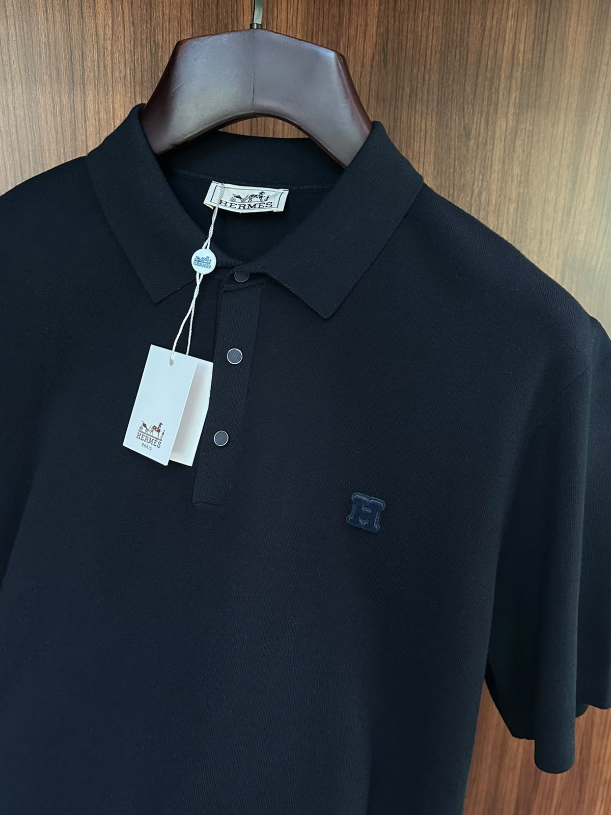 Kabartma Logolu Yakalı Triko T-Shirt