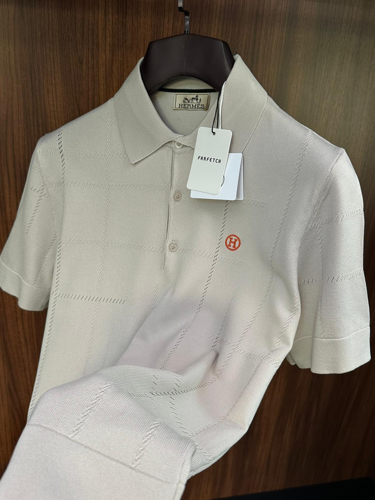 Kabartma Nakış Desenli Yakalı Triko T-Shirt