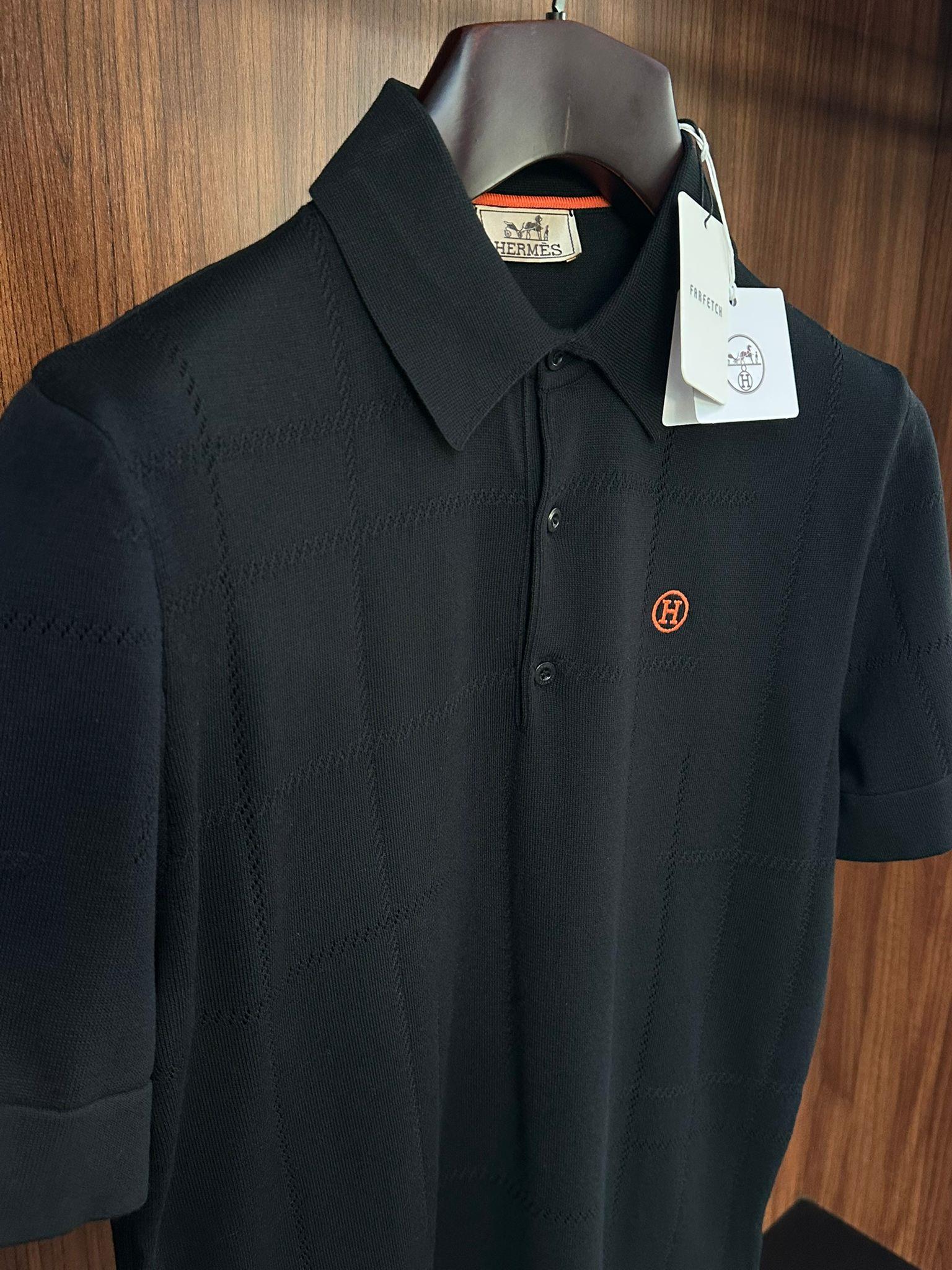 Kabartma Nakış Desenli Yakalı Triko T-Shirt