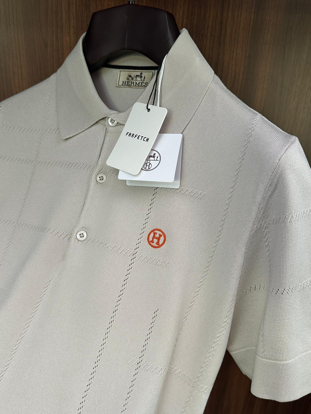 Kabartma Nakış Desenli Yakalı Triko T-Shirt