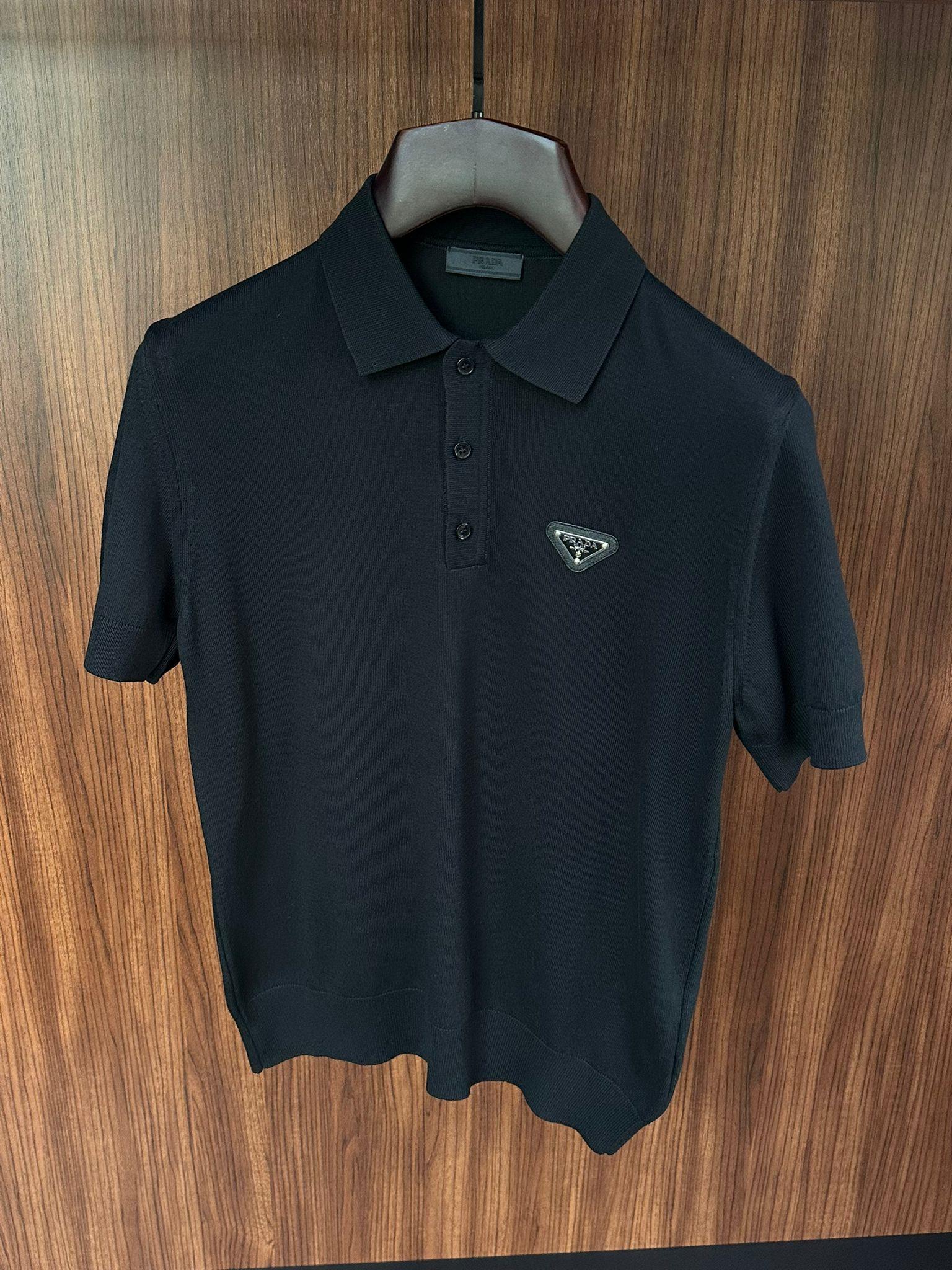 Metal Logolu Triko Yakalı T-Shirt