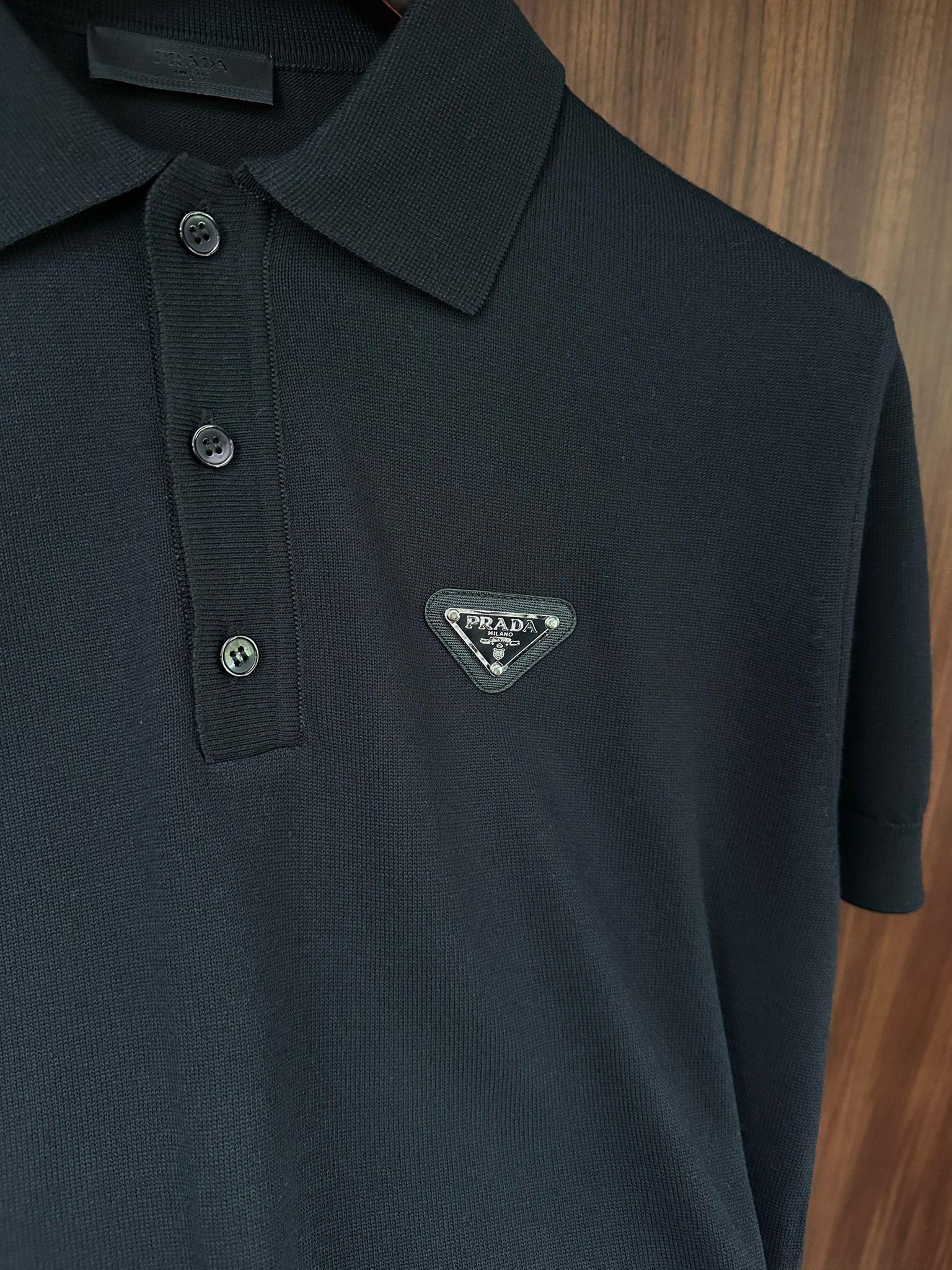 Metal Logolu Triko Yakalı T-Shirt