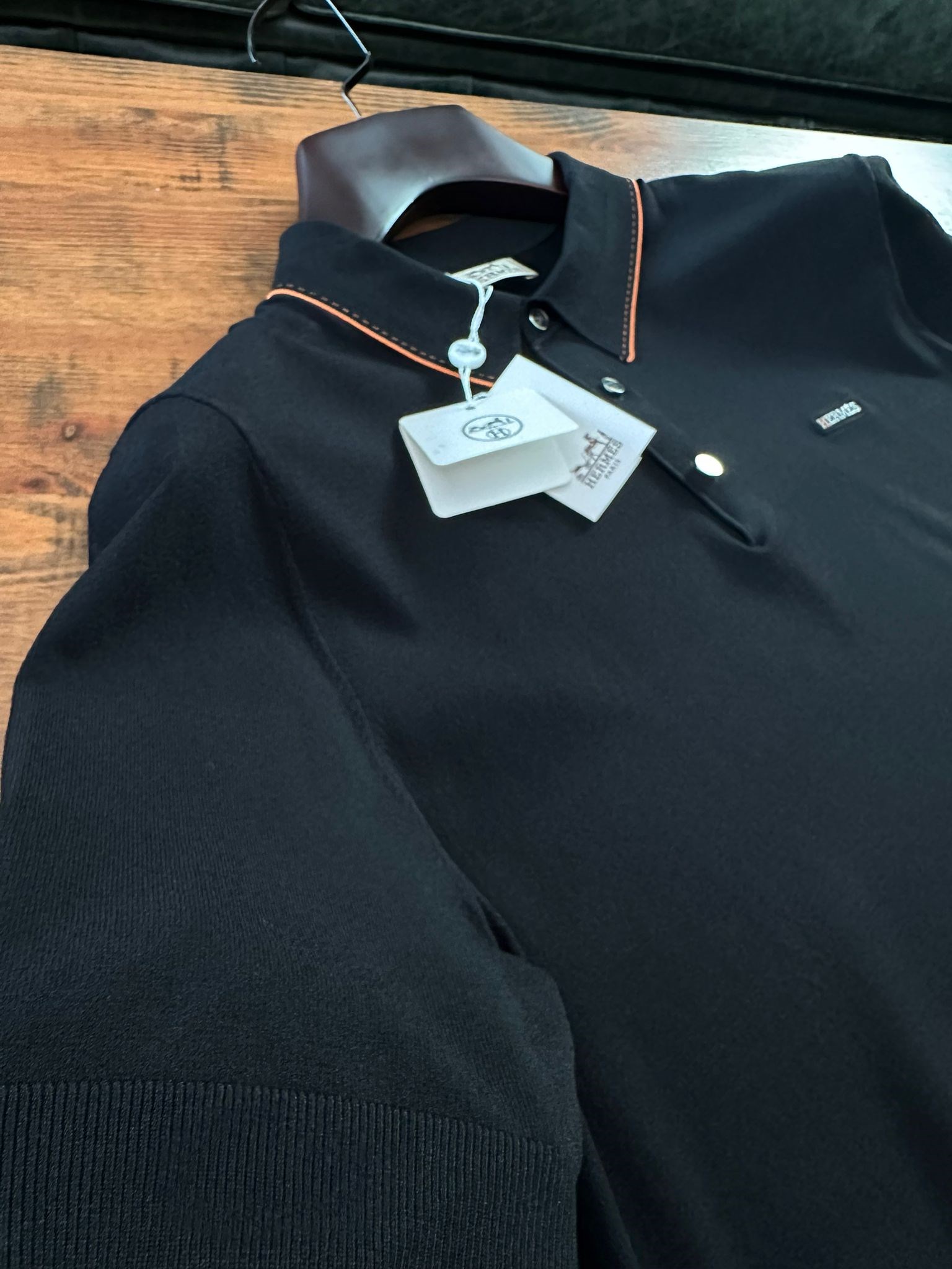 Metal Logolu Yakalı T-Shirt