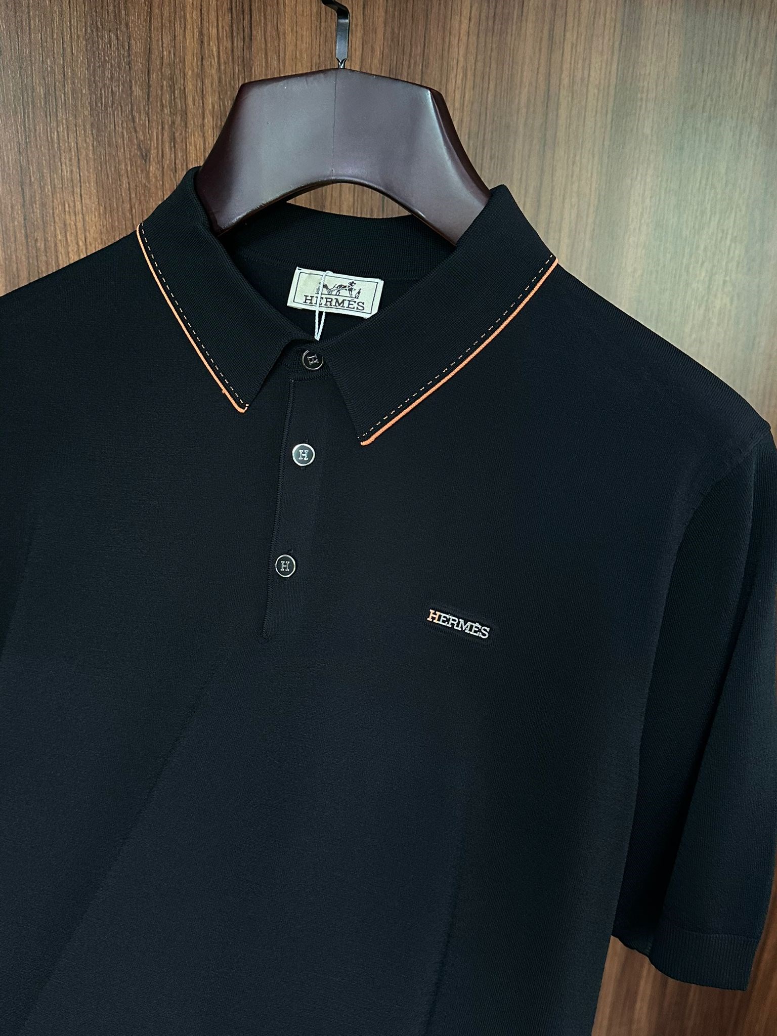 Metal Logolu Yakalı T-Shirt