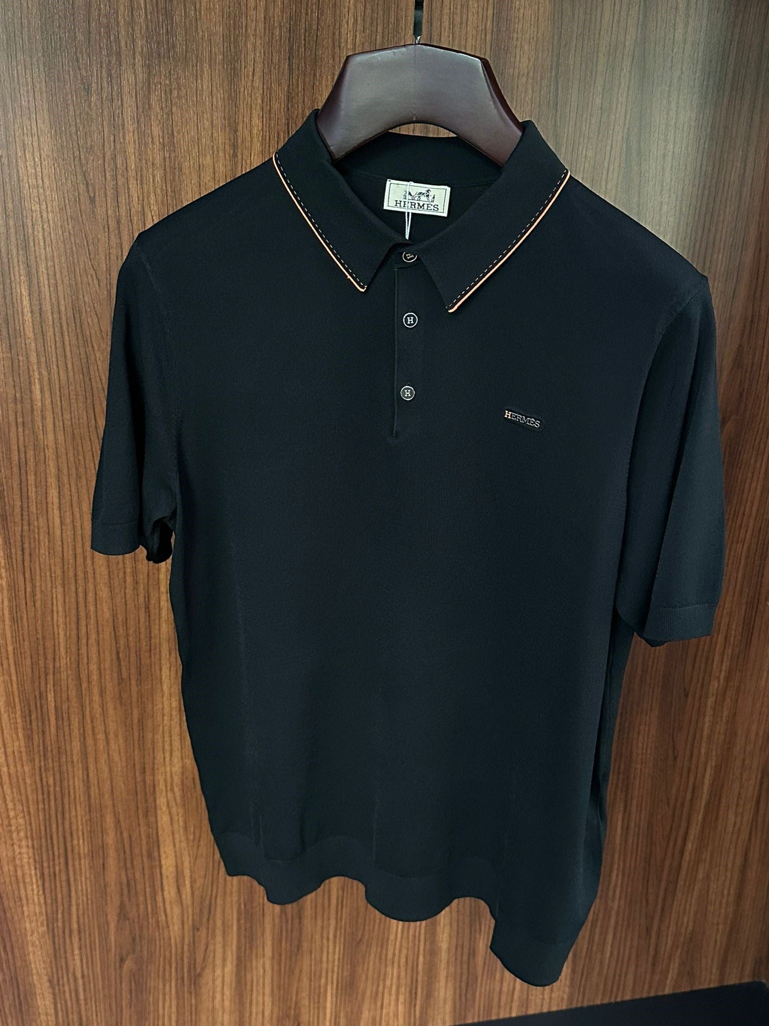 Metal Logolu Yakalı T-Shirt