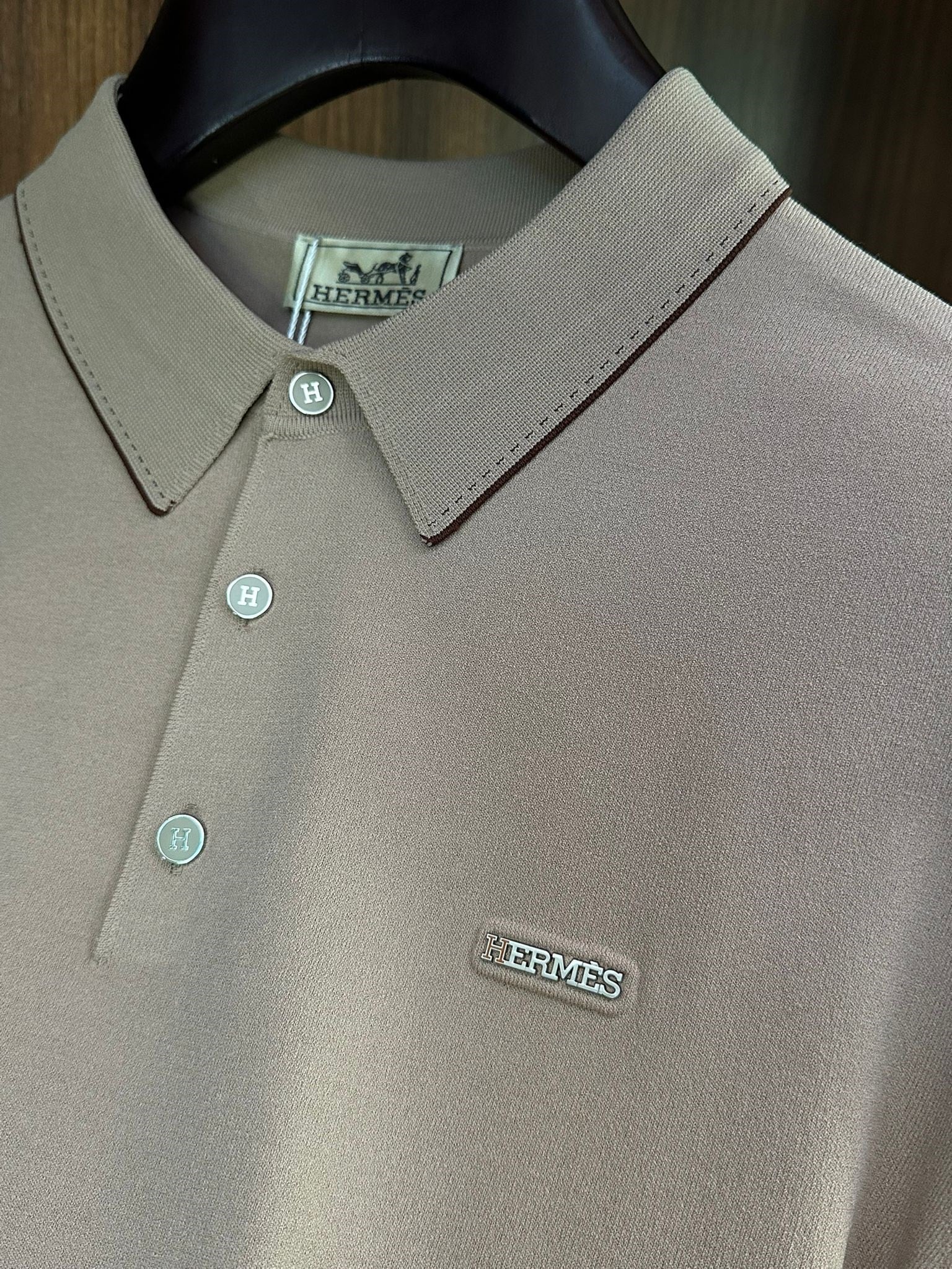 Metal Logolu Yakalı T-Shirt