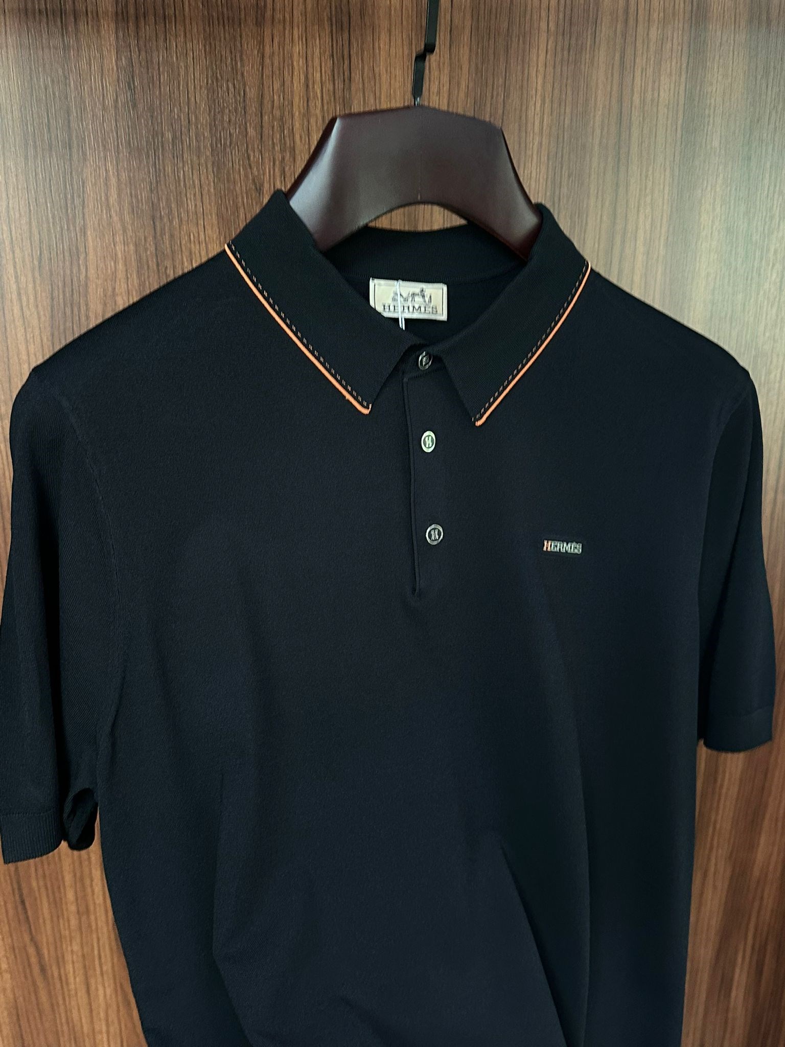 Metal Logolu Yakalı T-Shirt