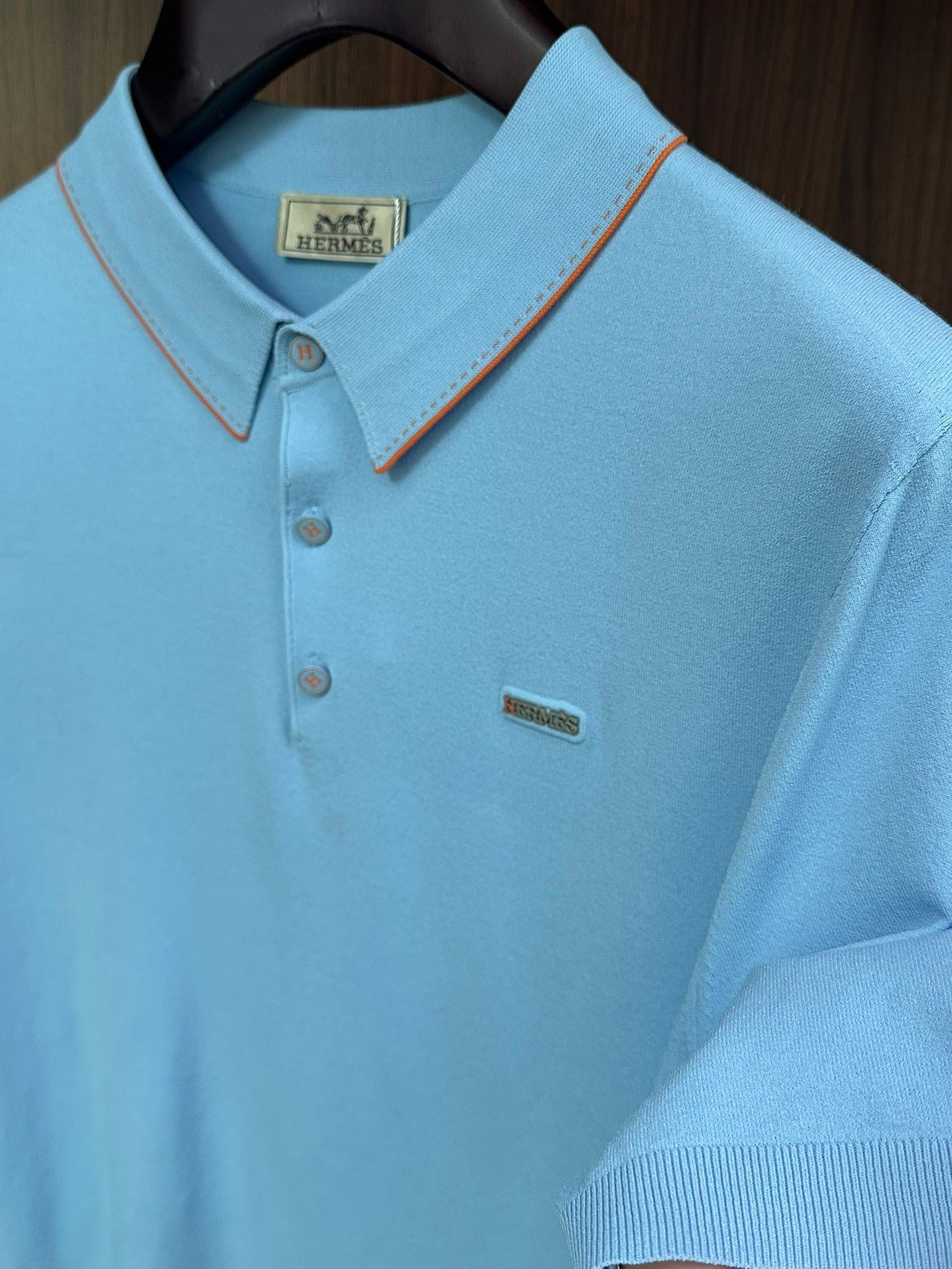 Metal Logolu Yakalı T-Shirt