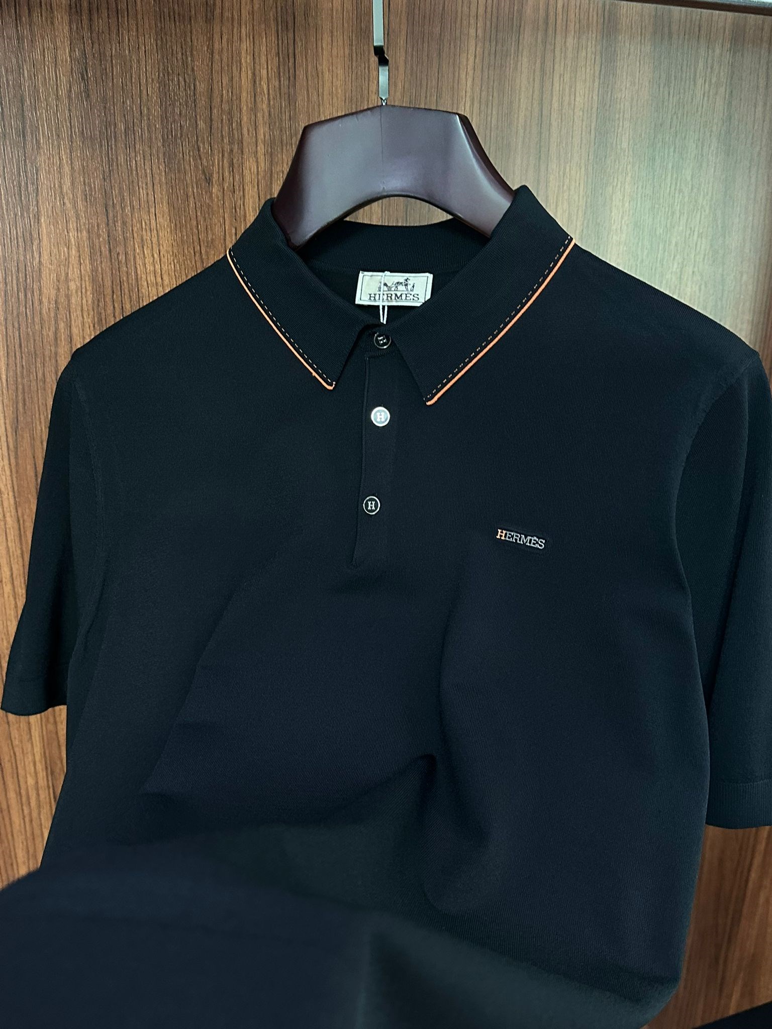 Metal Logolu Yakalı T-Shirt