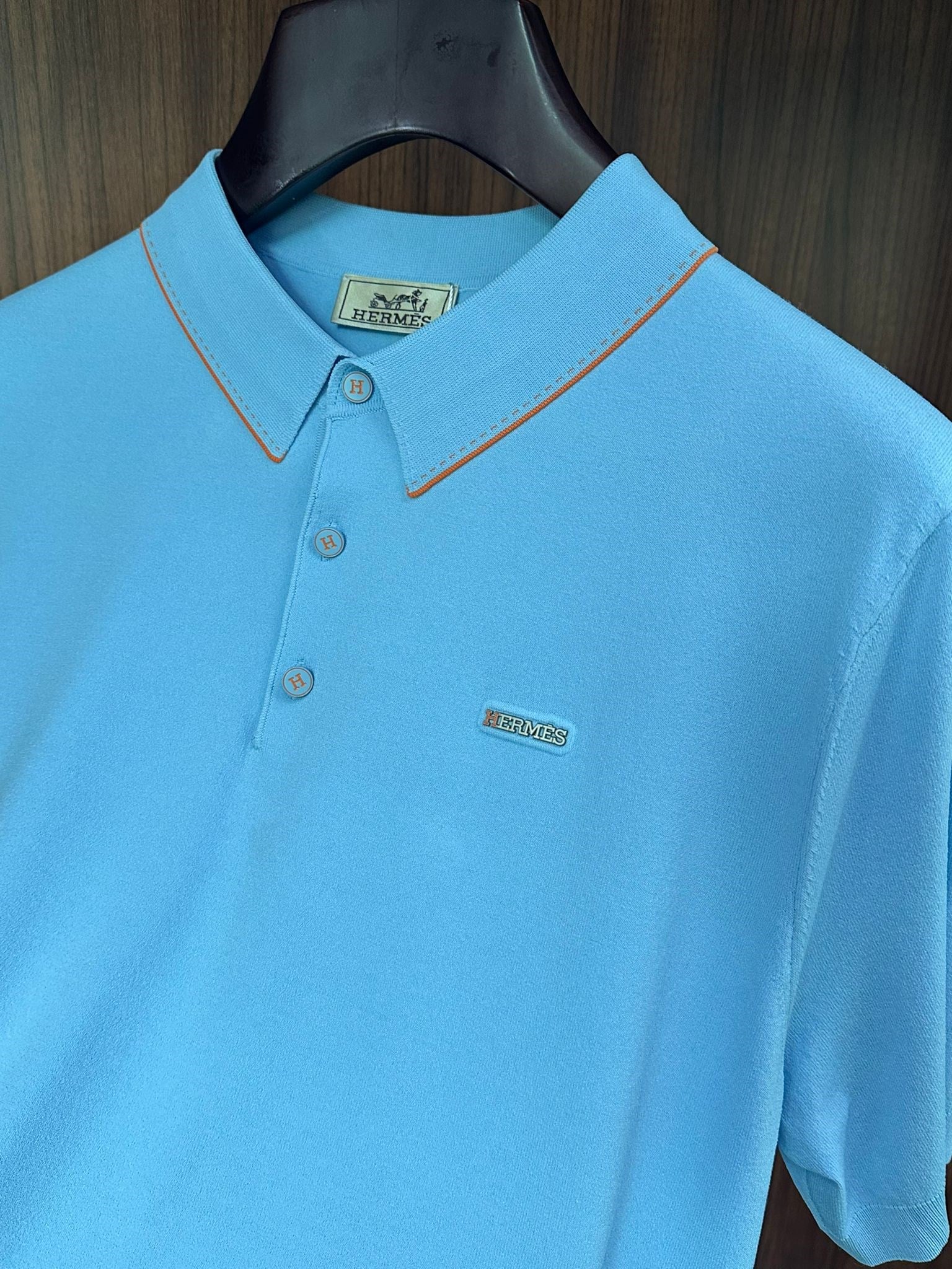 Metal Logolu Yakalı T-Shirt