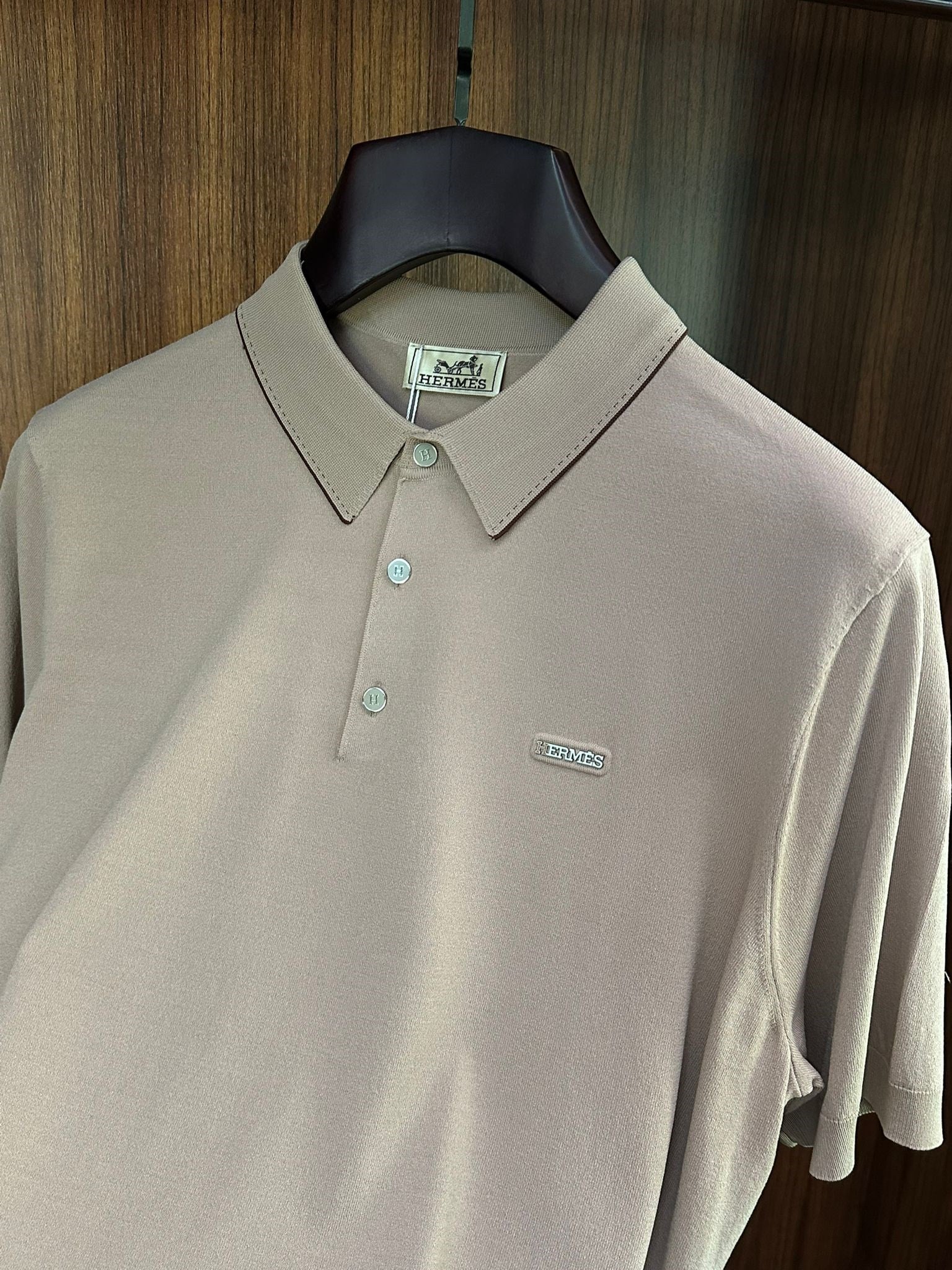 Metal Logolu Yakalı T-Shirt