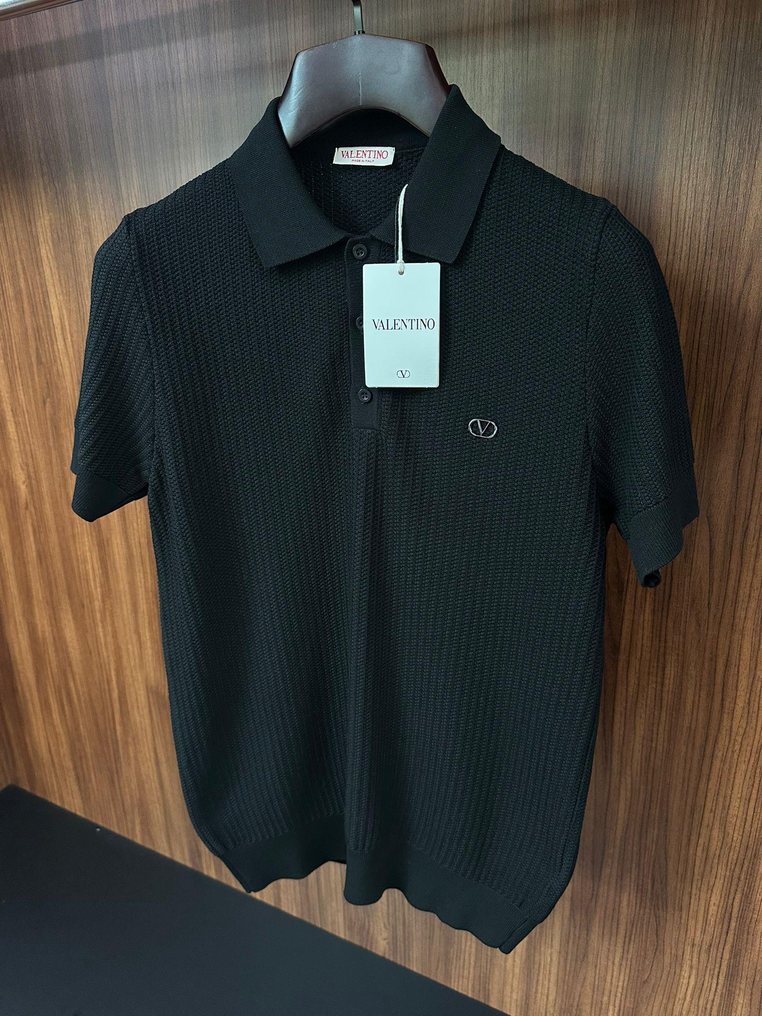 Metal Logolu Yakalı Triko T-Shirt
