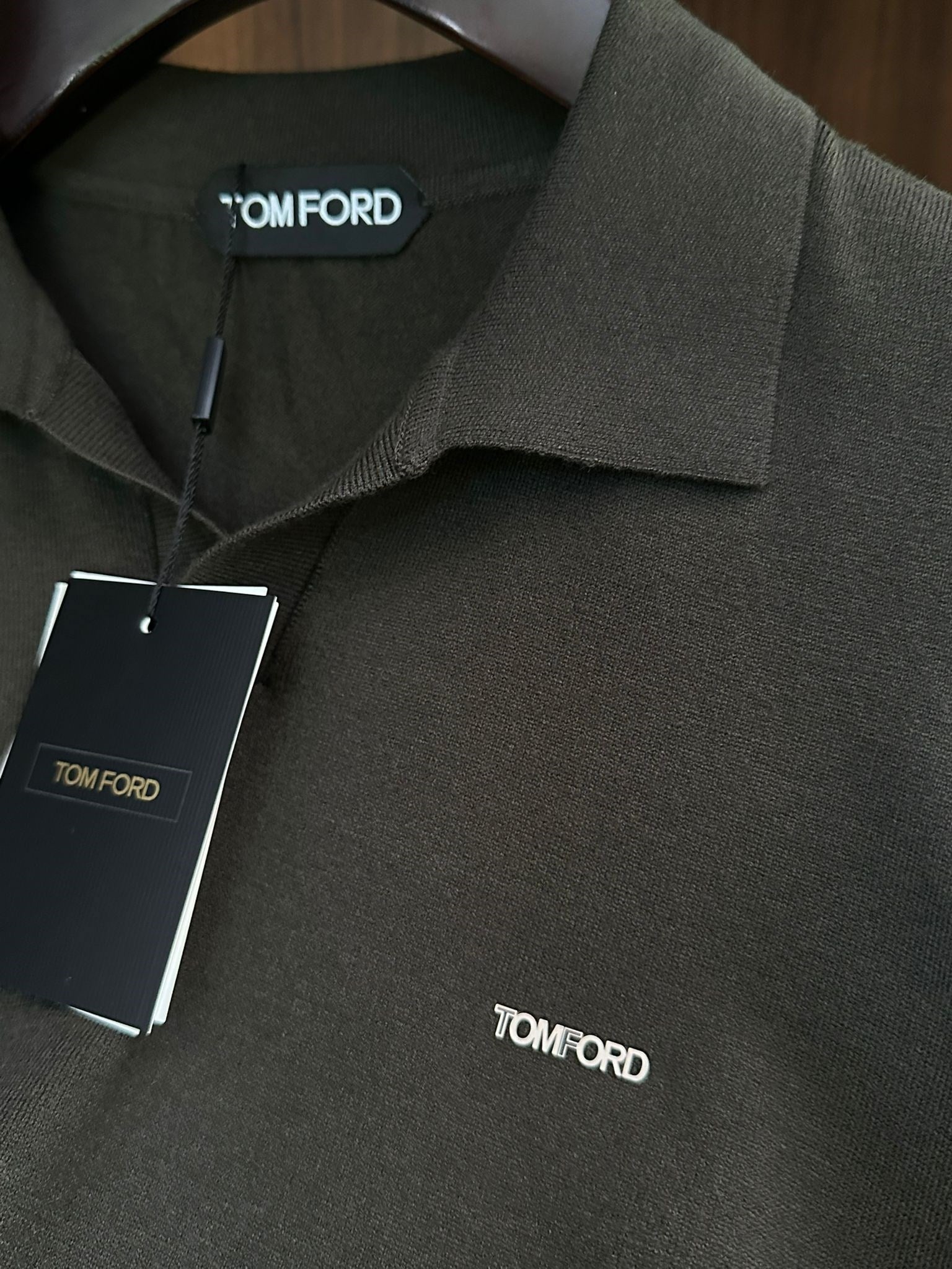 Metal Logolu Yakalı Triko T-Shirt
