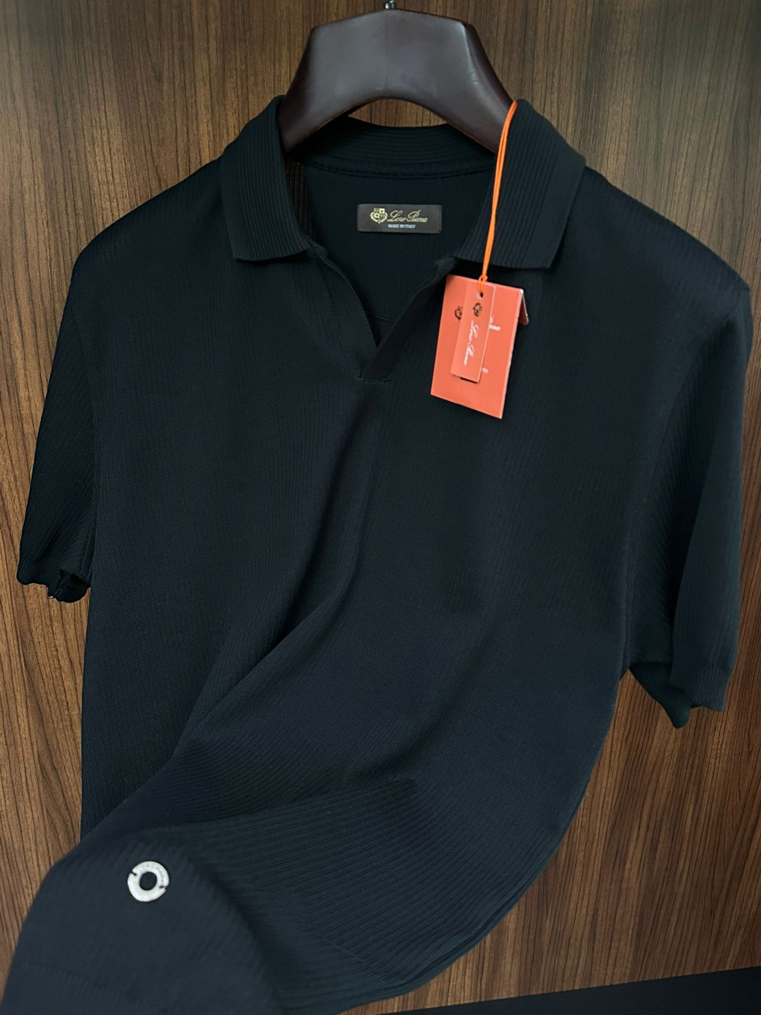 Metal Logolu Yakalı Triko T-Shirt