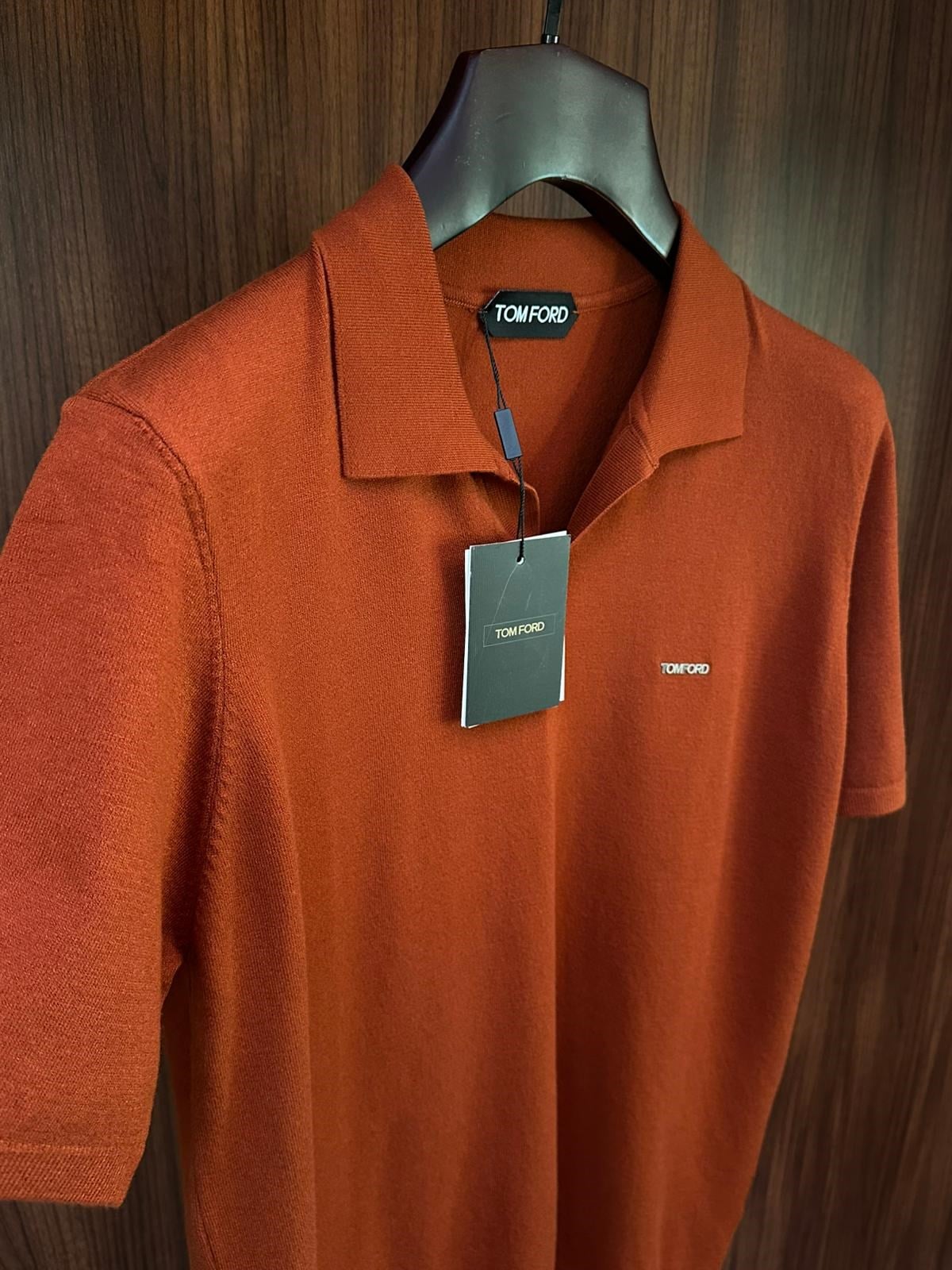Metal Logolu Yakalı Triko T-Shirt