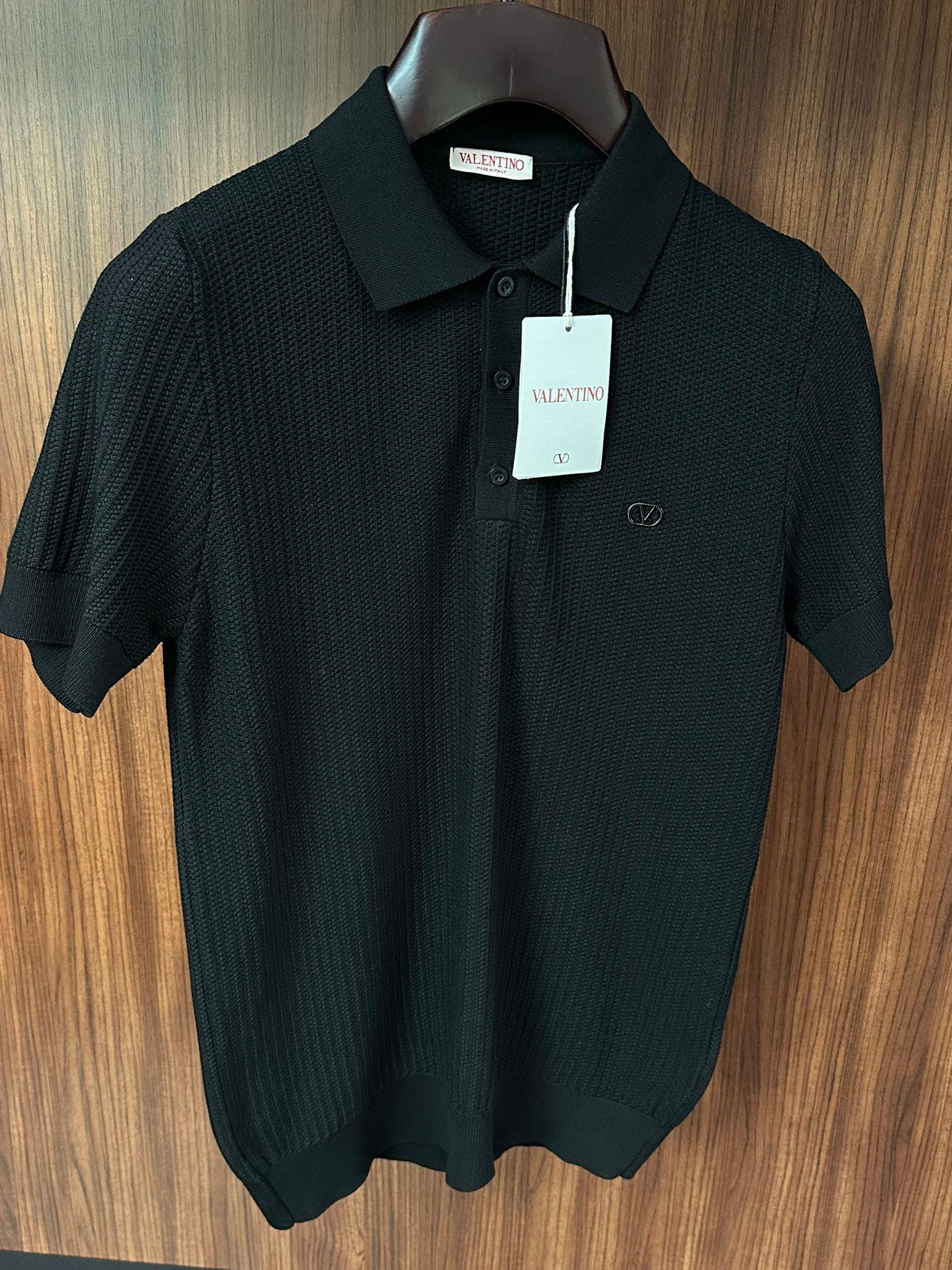 Metal Logolu Yakalı Triko T-Shirt
