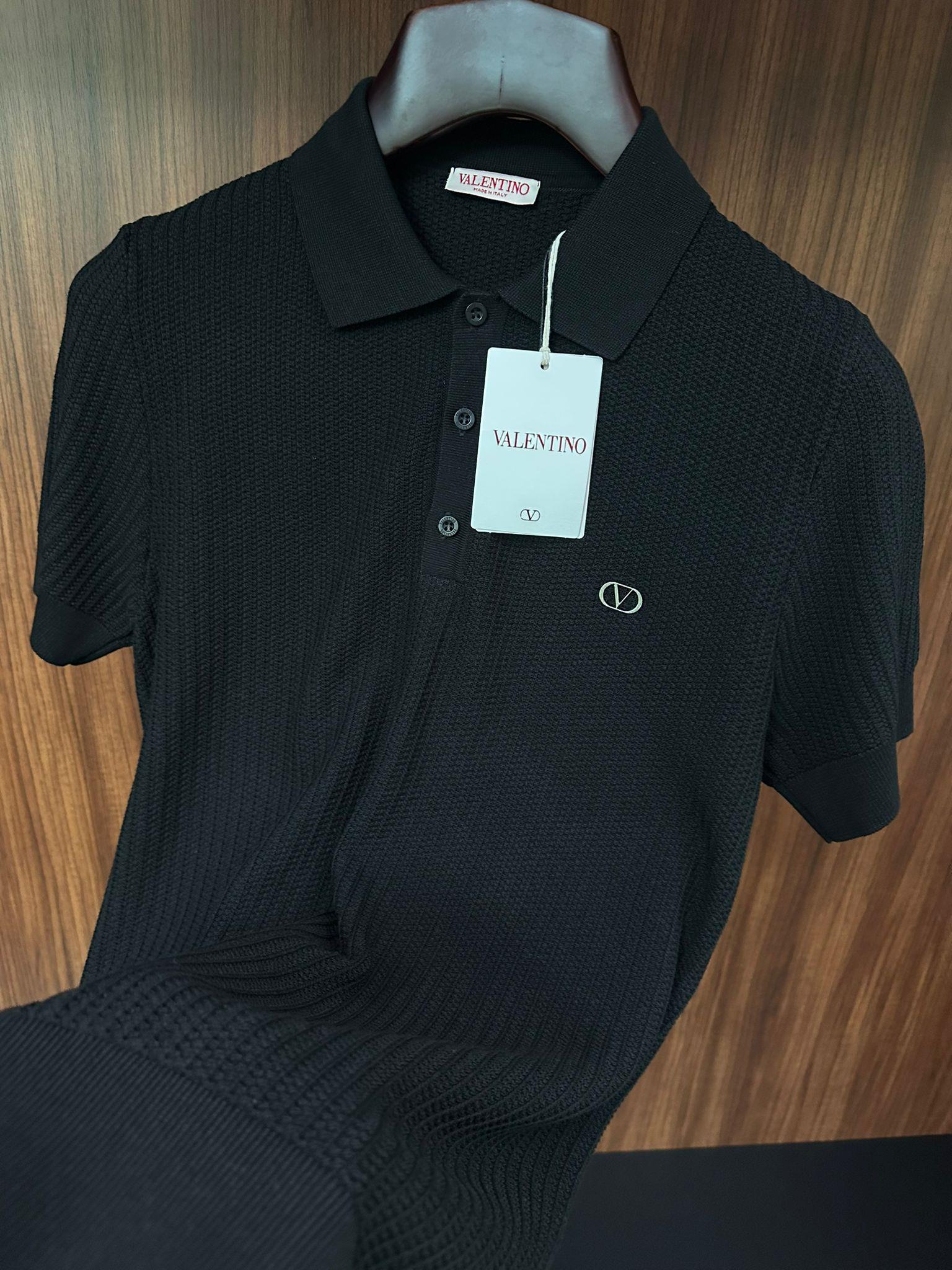 Metal Logolu Yakalı Triko T-Shirt