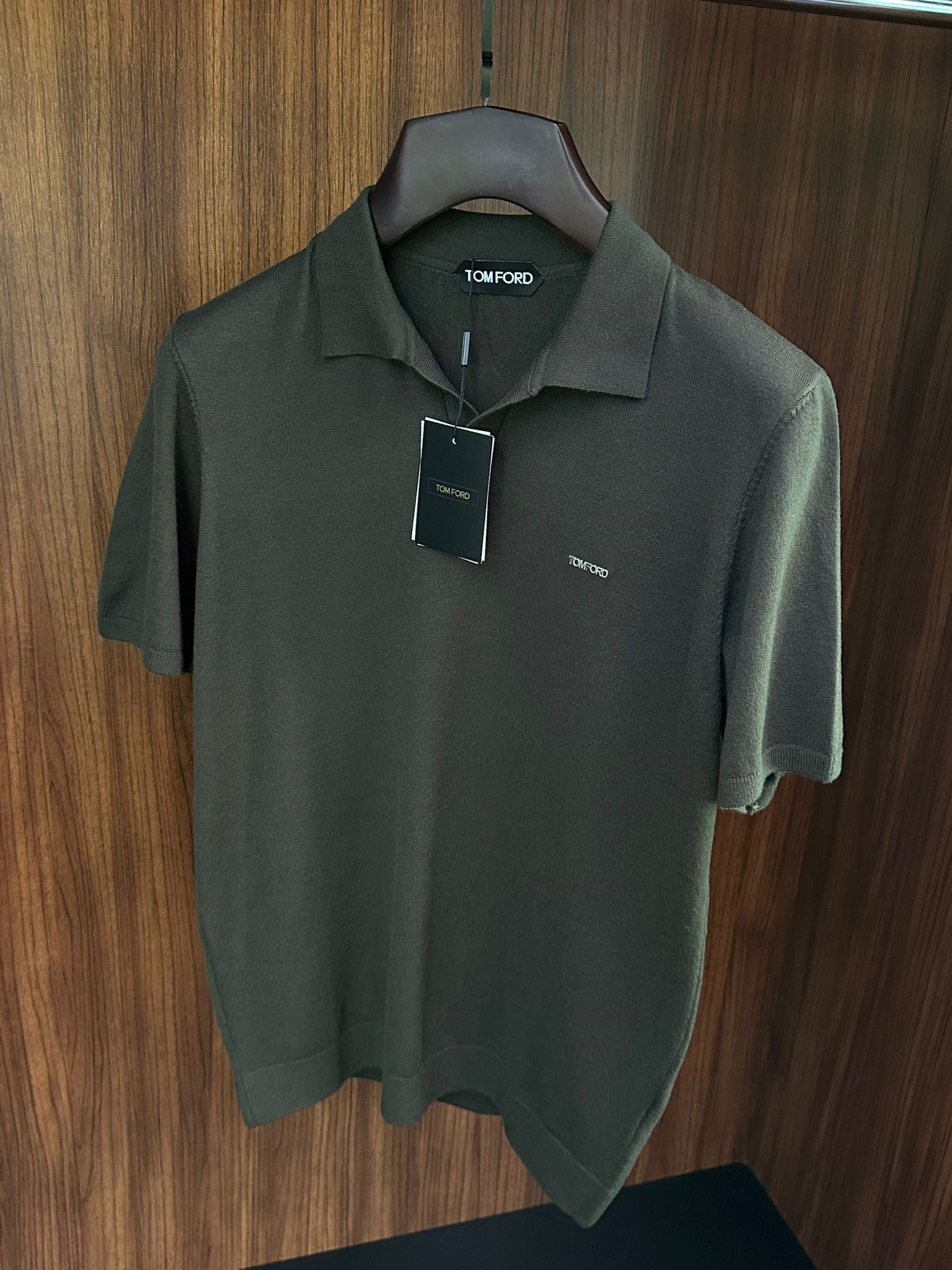 Metal Logolu Yakalı Triko T-Shirt