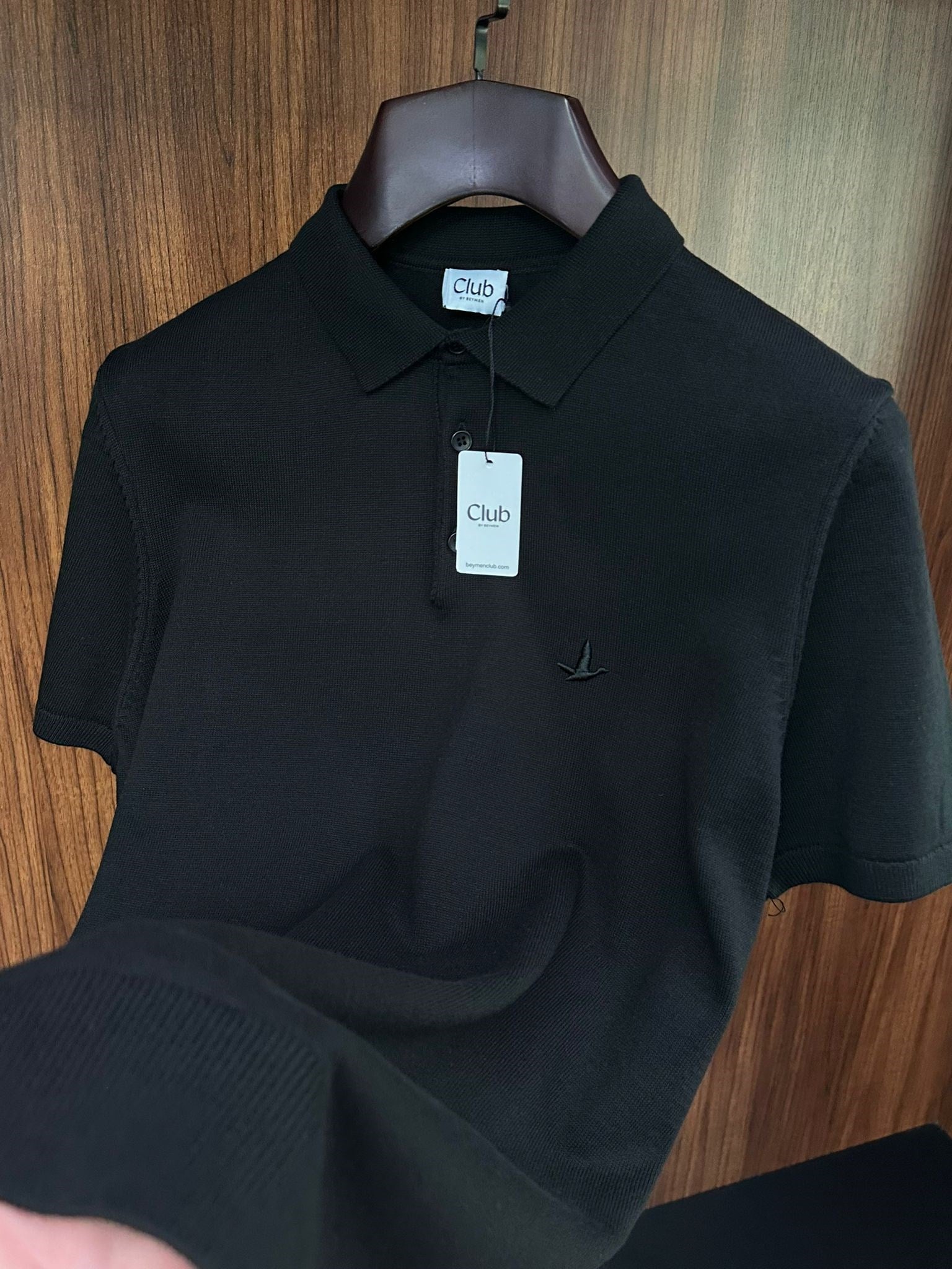 Nakış Kabartma Logolu Triko Yakalı T-Shirt