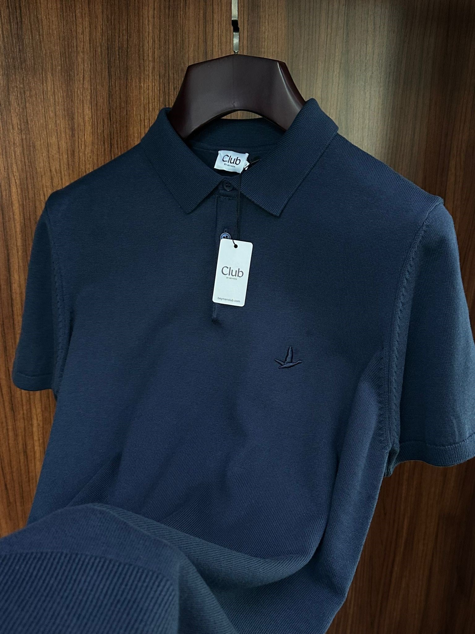 Nakış Kabartma Logolu Triko Yakalı T-Shirt