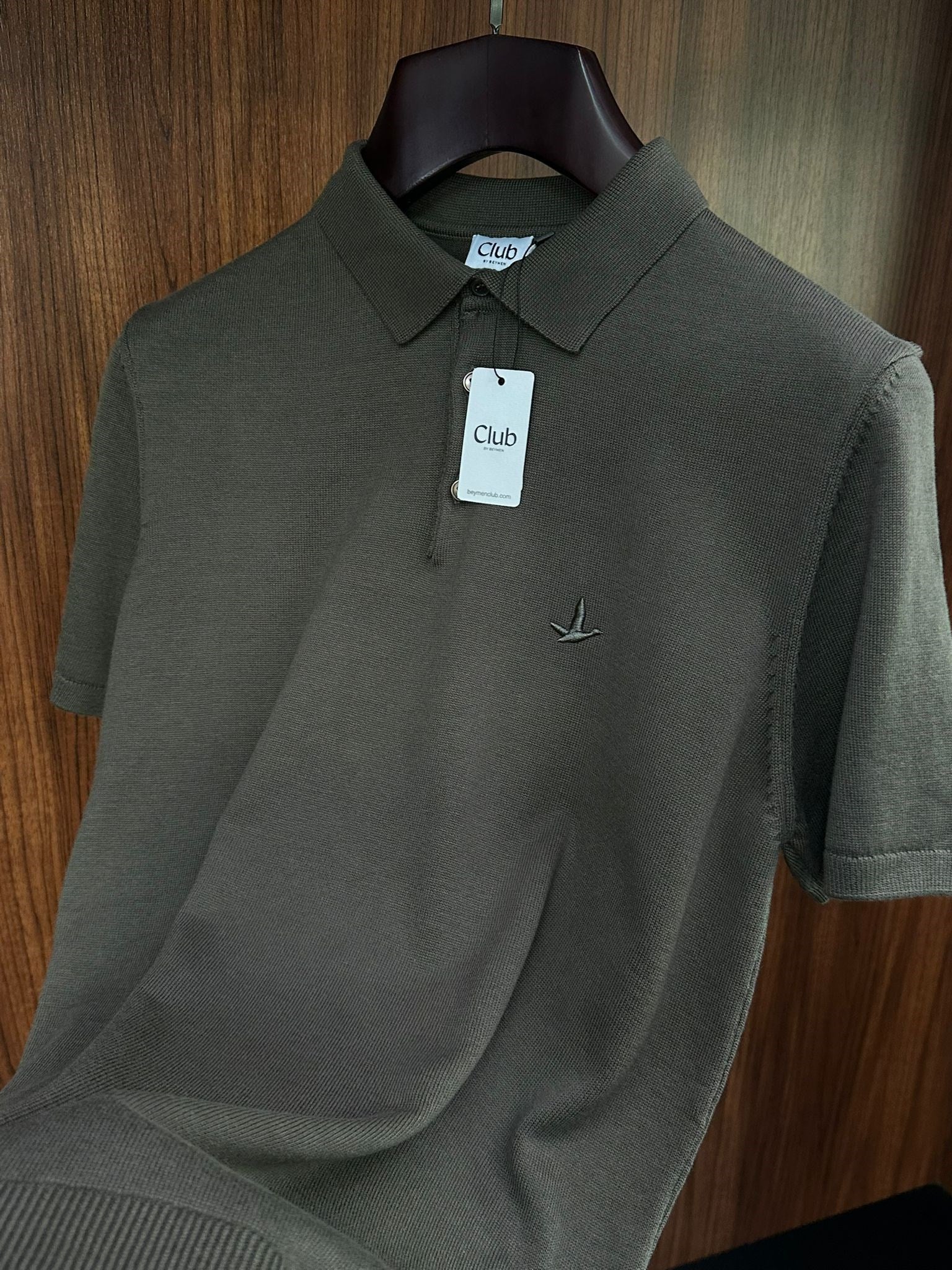 Nakış Kabartma Logolu Triko Yakalı T-Shirt
