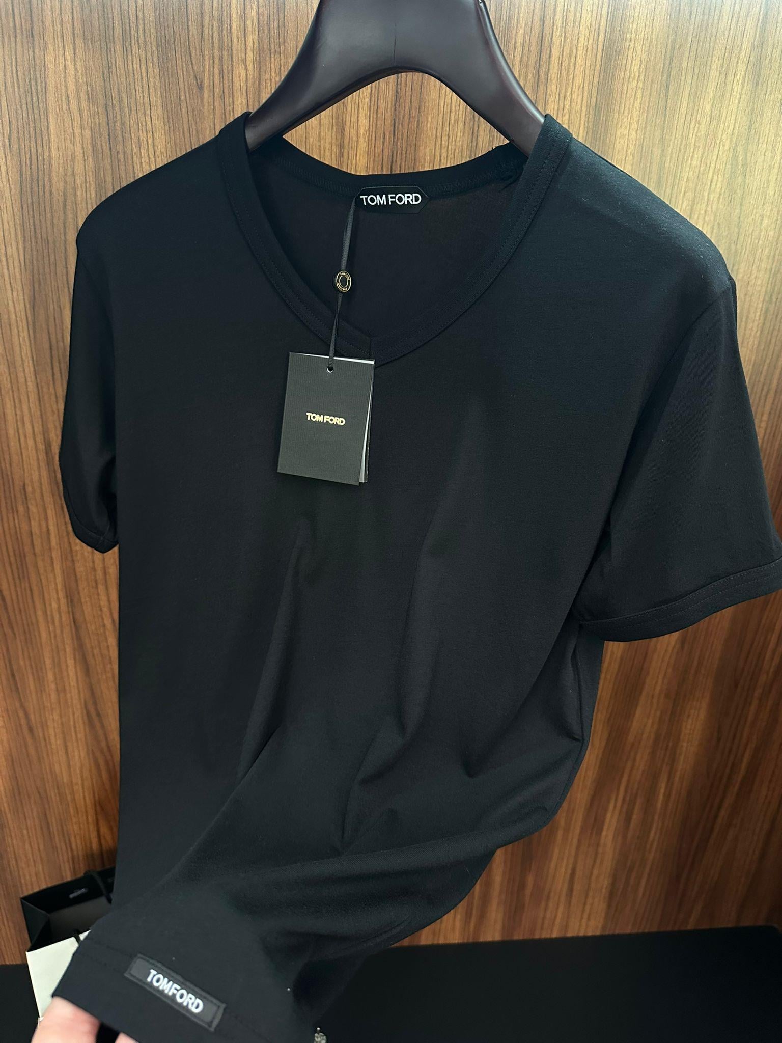 Pamuklu V Yaka Basic T-Shirt