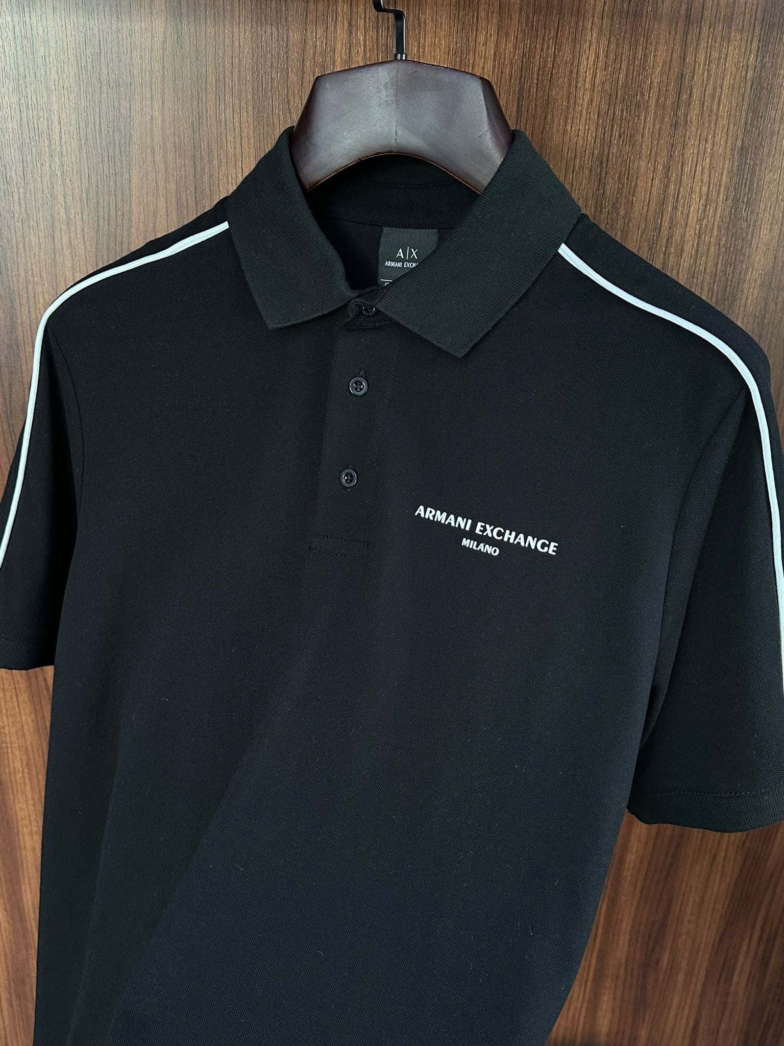 Göğüs Marka Yazılı Yakalı T-Shirt