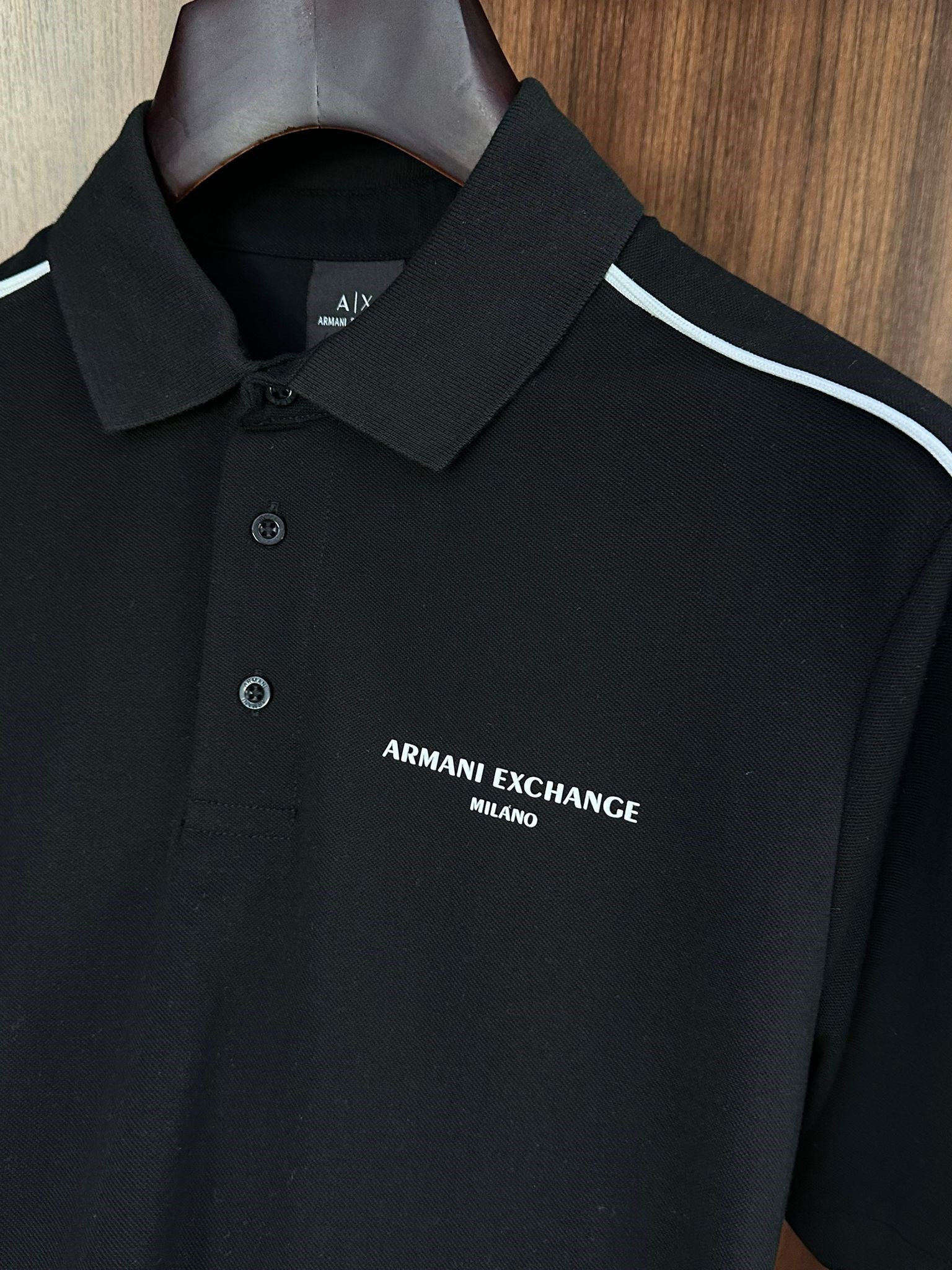 Göğüs Marka Yazılı Yakalı T-Shirt