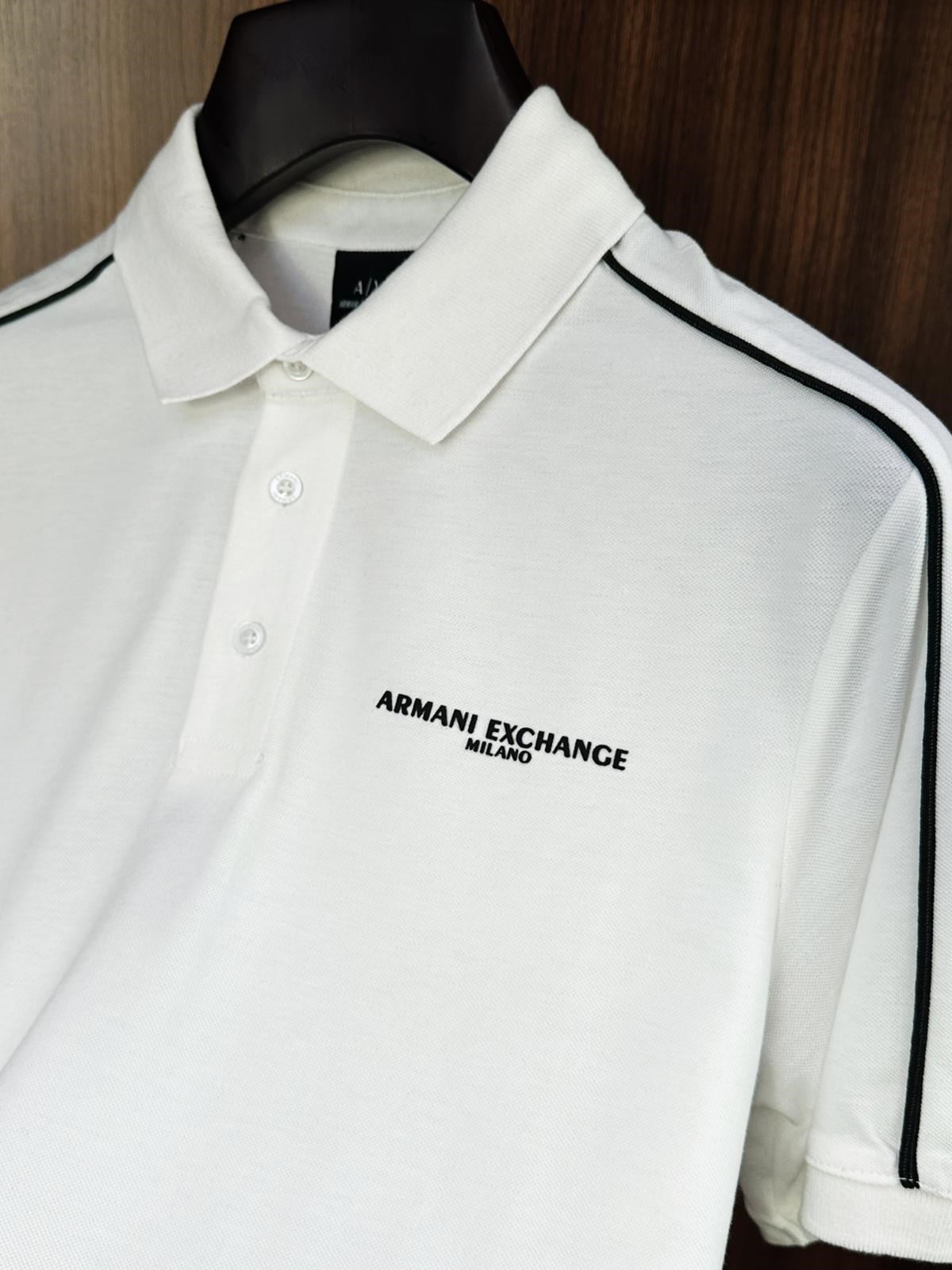 Göğüs Marka Yazılı Yakalı T-Shirt