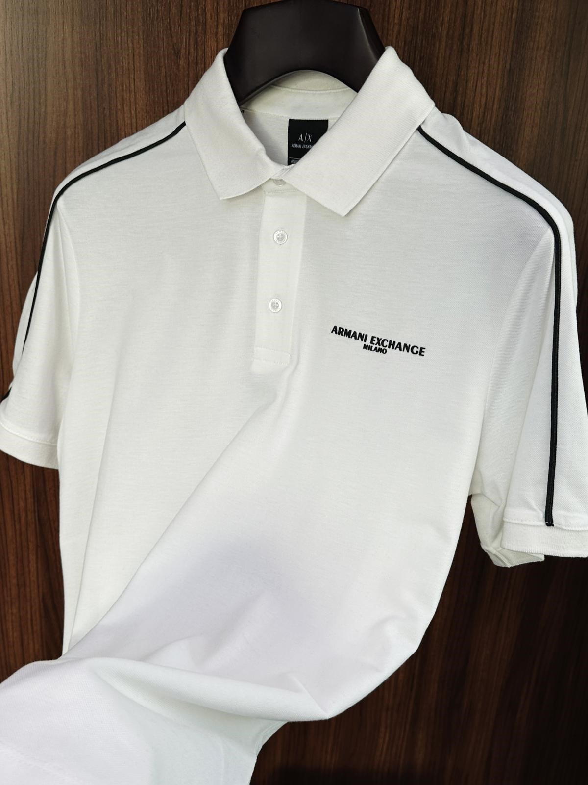 Göğüs Marka Yazılı Yakalı T-Shirt