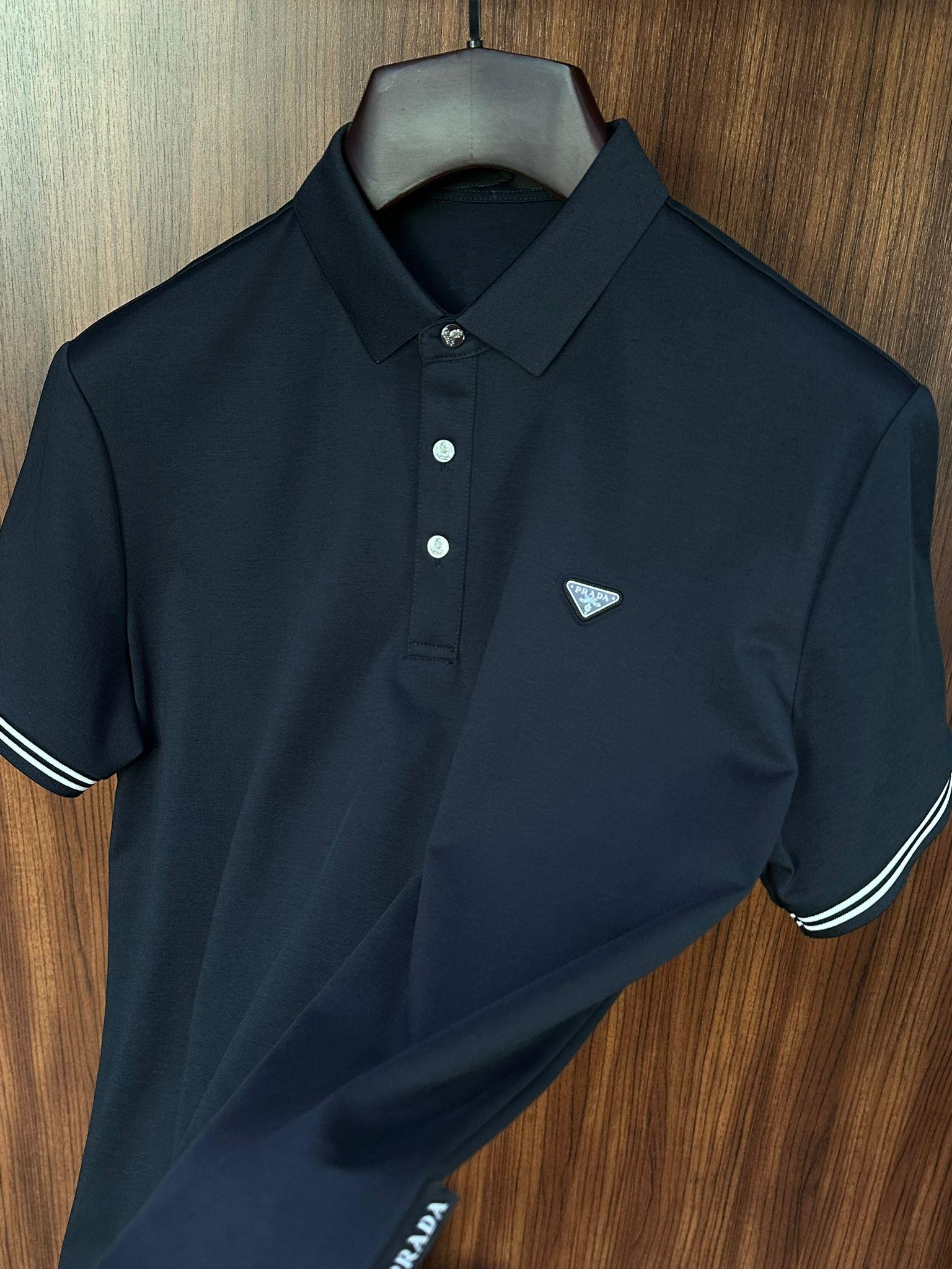 Metal Logolu Yakalı T-Shirt